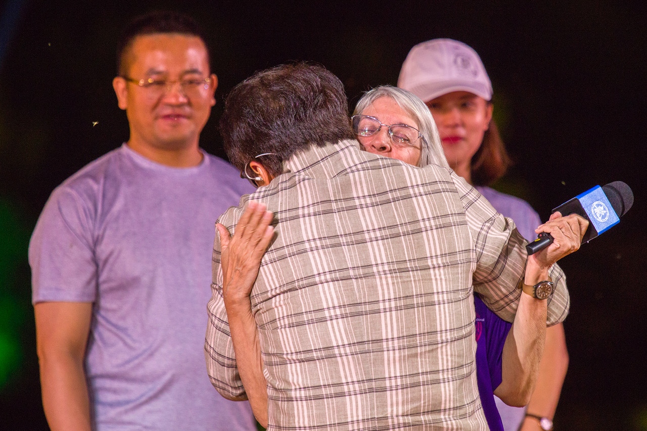 有位高齡74歲的美國奶奶多次參加成龍在世界各地的影迷會，她怕這次是她最後一次參加，成龍隨即給她擁抱。（成龍集團提供）