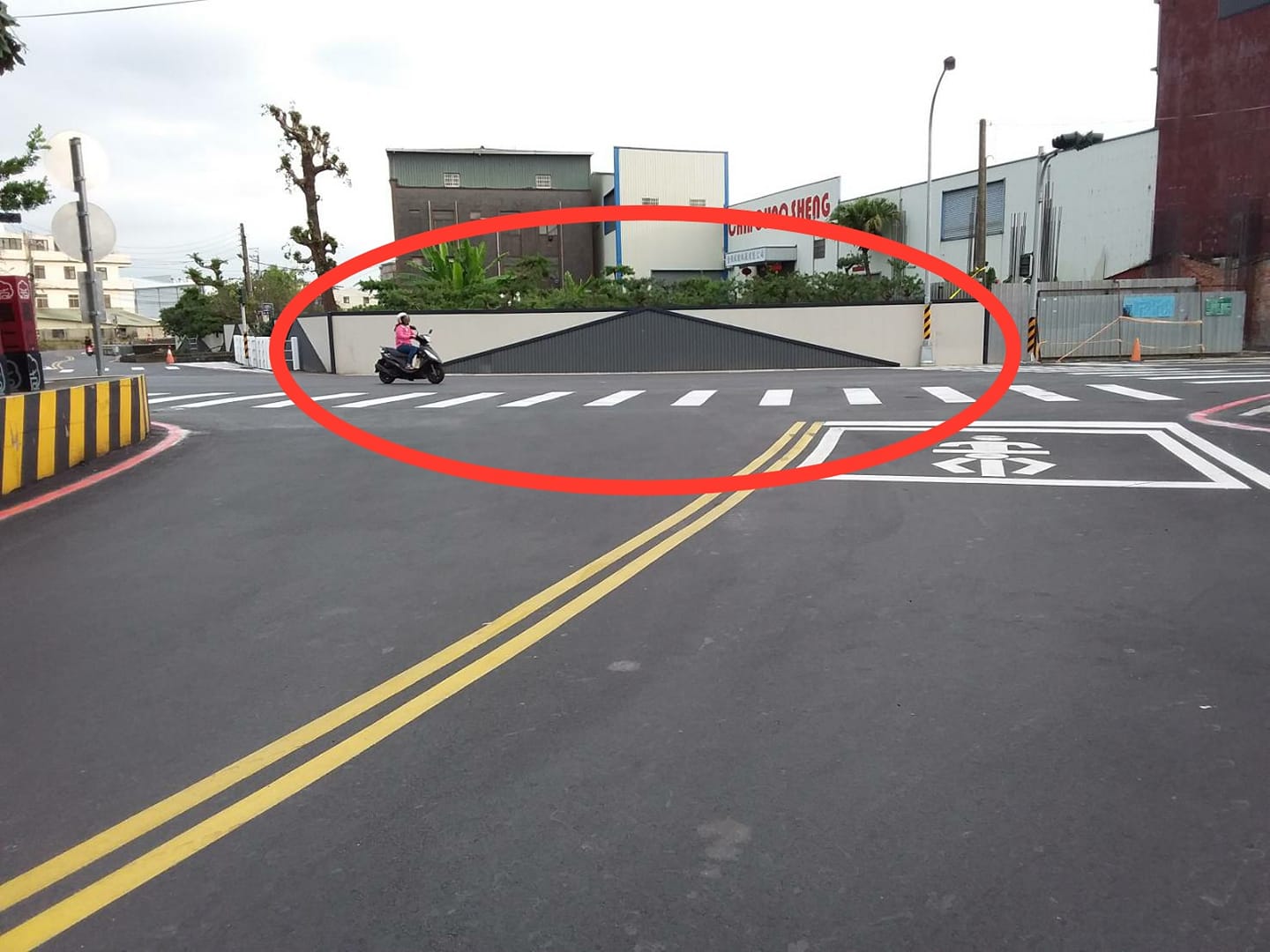 豐南街240巷與潭子區祥和路交叉口，由於立體藝術牆面，讓不少人產生「有路可走」的錯覺。（翻攝自張瀞分臉書）