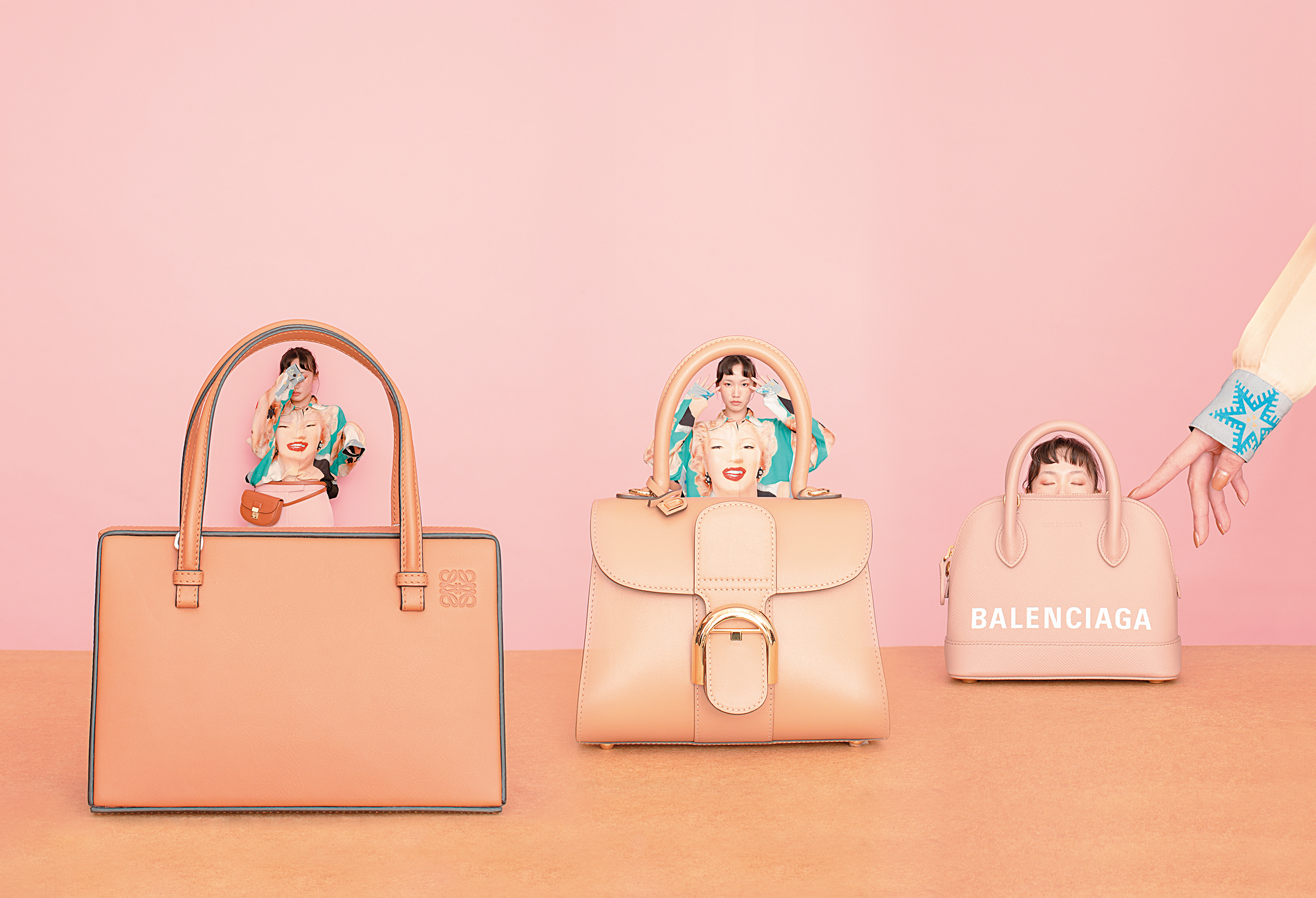 （左到右）淺駝色方形手提包 NT$81,000 by LOEWE；粉膚色手提包 價格店洽 by DELVAUX；超迷你奶茶色肩背手提包 NT$53,700 by BALENCIAGA。 （人物）瑪麗蓮夢露襯衫 NT$37,000 by LOEWE；粉色長褲 NT$24,000 by 3.1 PHILLIP LIM；駝色 Pashli mini腰包 NT$17,500 by 3.1 PHILLIP LIM。