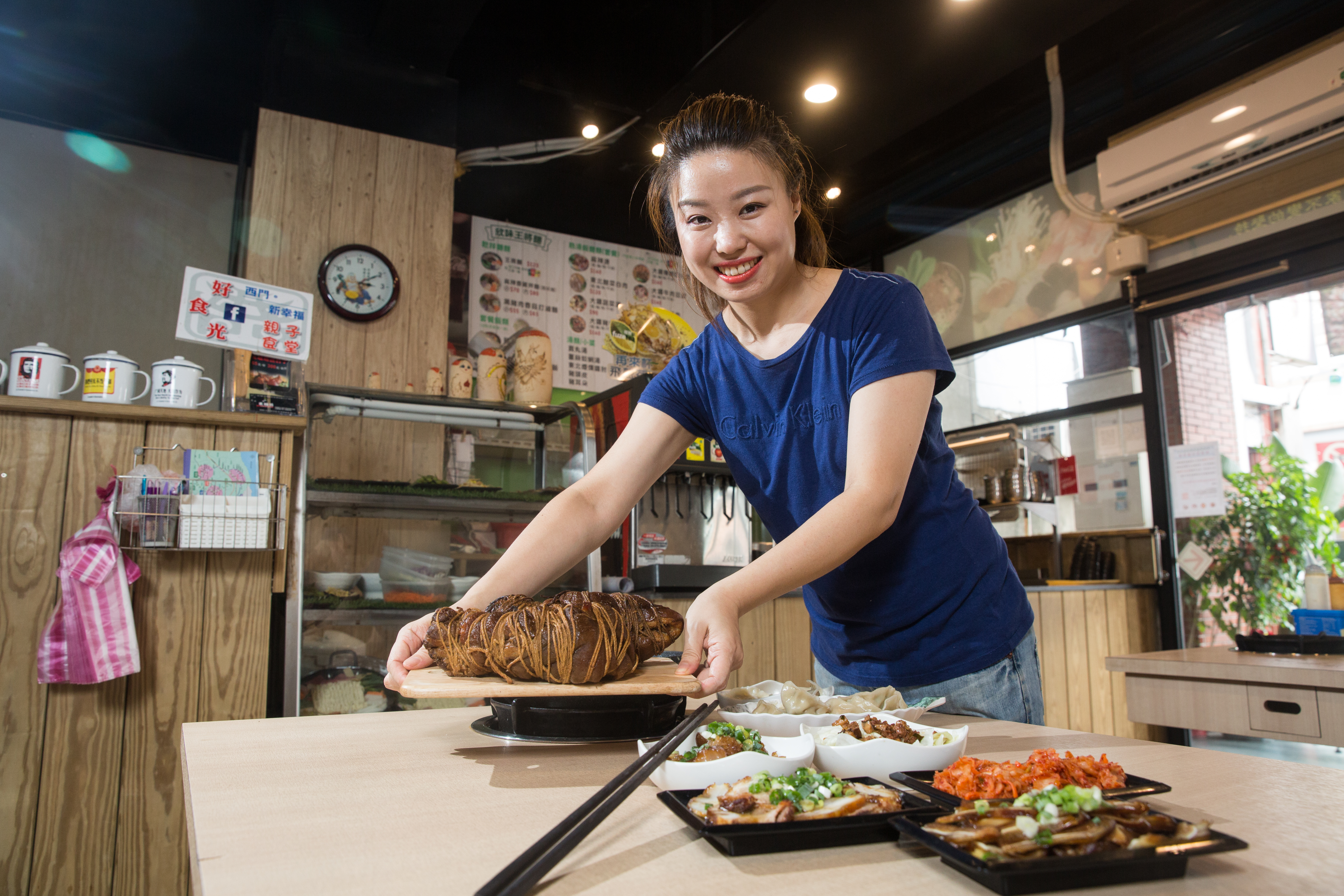 歷經丈夫生病險癱的關卡，來自哈爾濱的閆嘉慕為了經濟考量也為了圓夢，三年多前開了以家鄉味料理為主的餐館「欣味王將麵」。