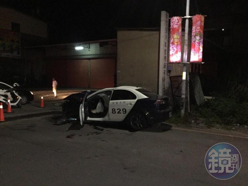 竹縣下公館派出所劉姓及姜姓警員今晨尾隨一輛行跡可疑的自小客車時，疑為閃避碰撞而失控自撞路邊民宅，骨折受傷，車頭損毀，自小客車則趁機逃逸。