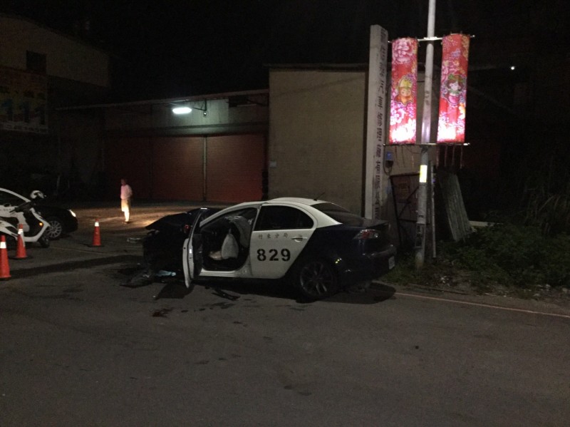竹縣下公館派出所劉姓及姜姓警員今晨尾隨一輛行跡可疑的自小客車時，疑為閃避碰撞而失控自撞路邊民宅，骨折受傷，車頭損毀，自小客車則趁機逃逸。