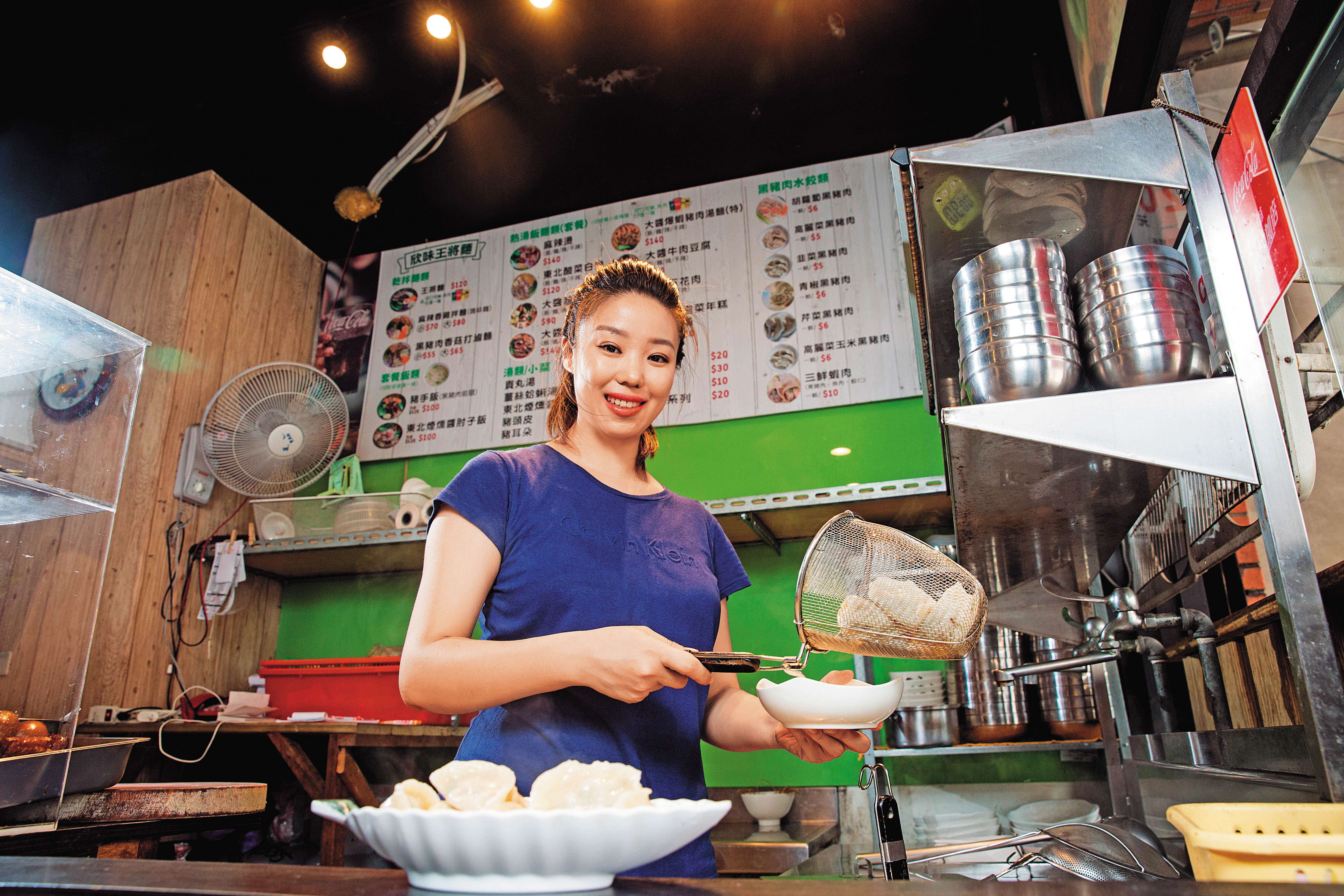 閆嘉慕小時候是家裡的小公主，完全不會烹飪，炒飯米粒跟子彈一樣硬，創業前特別回東北學做菜。