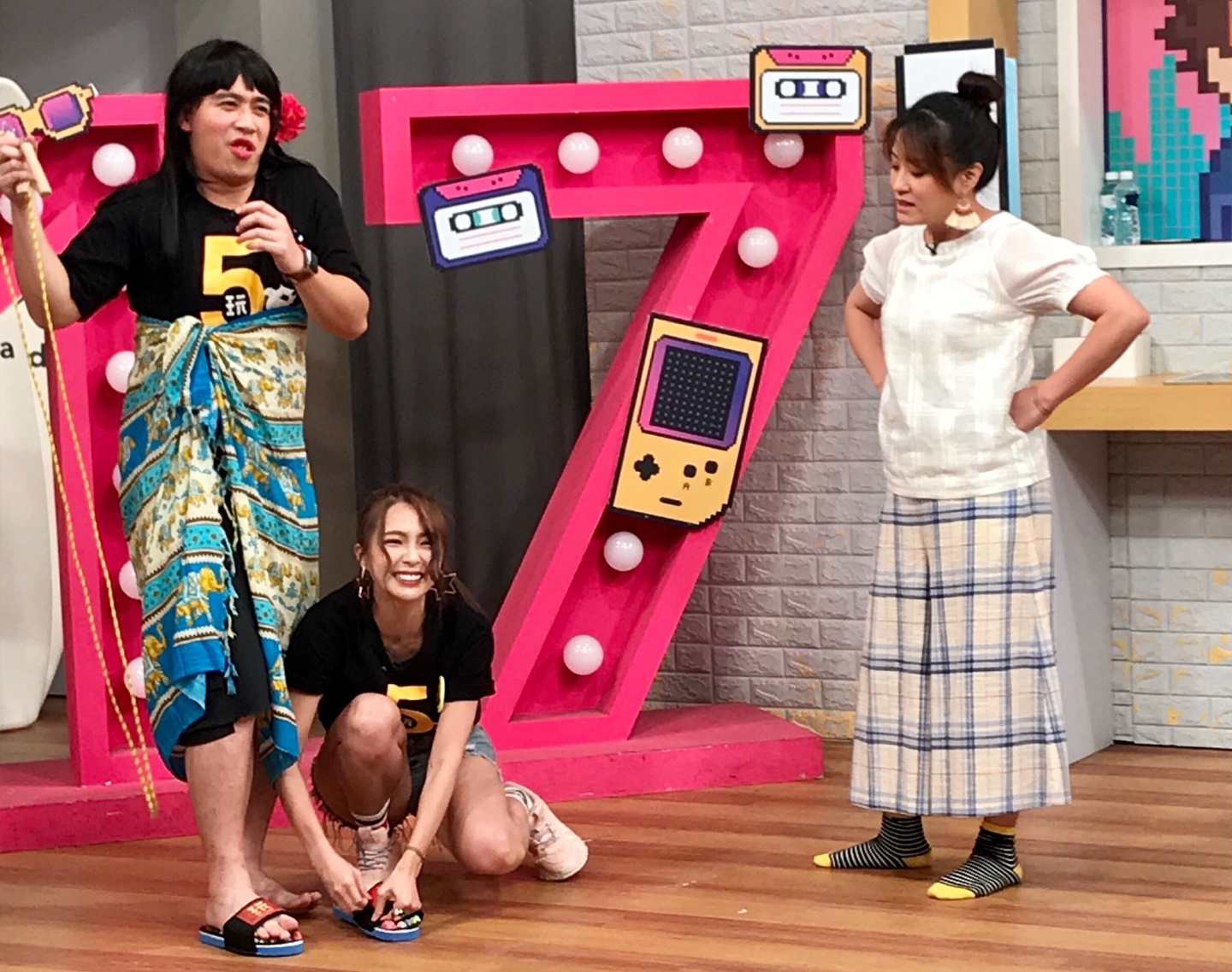 無尊（珍珍）及黃沐妍（小豬）上17直播節目宣傳《綜藝玩很大》五週年特別企劃「5GO好玩」。（趣你的娛樂提供）