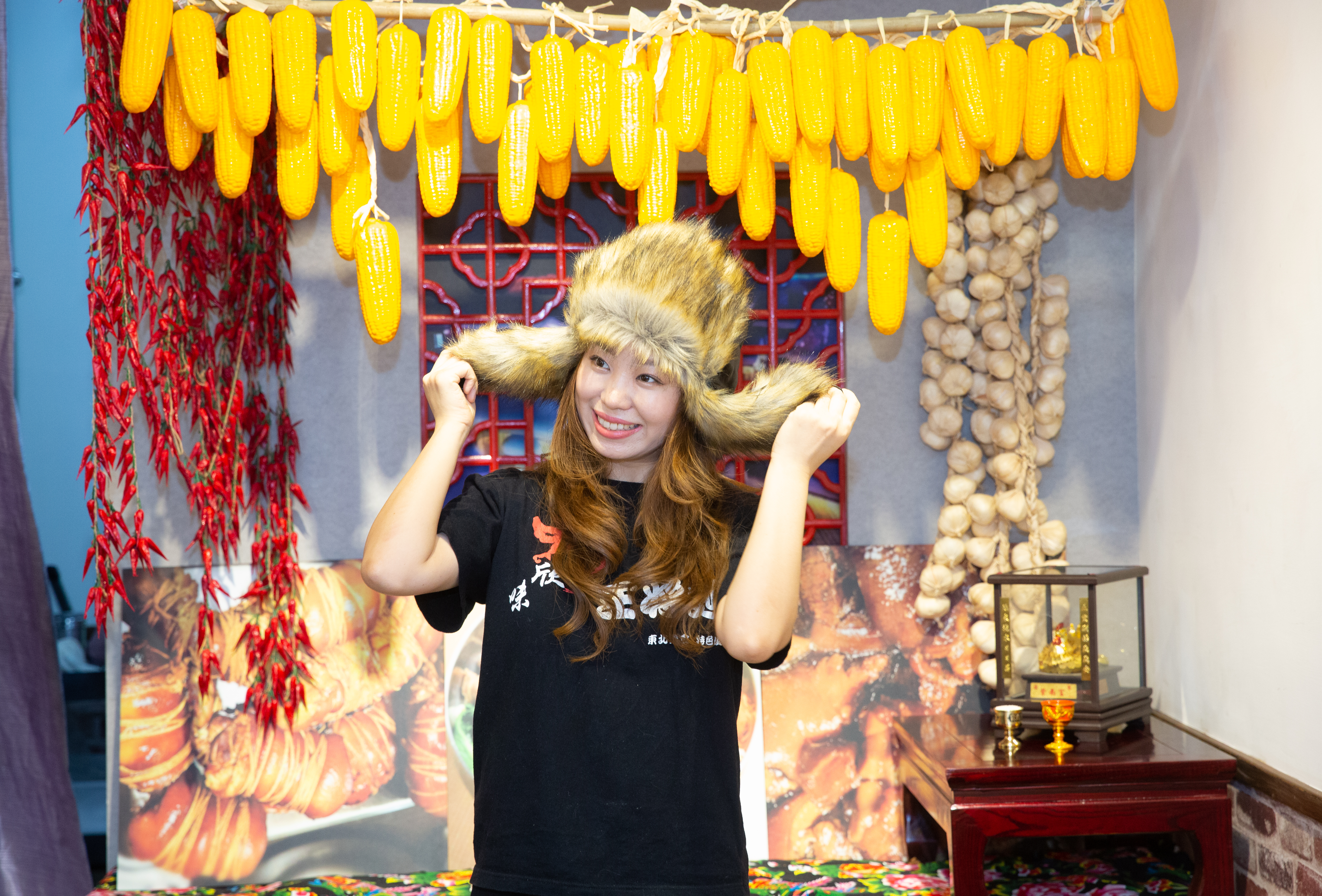 閆嘉慕特別從家鄉帶來哈爾濱人常戴的帽子，台北店內一角也布置成東北人的家，要讓顧客可以拍照打卡作紀念。