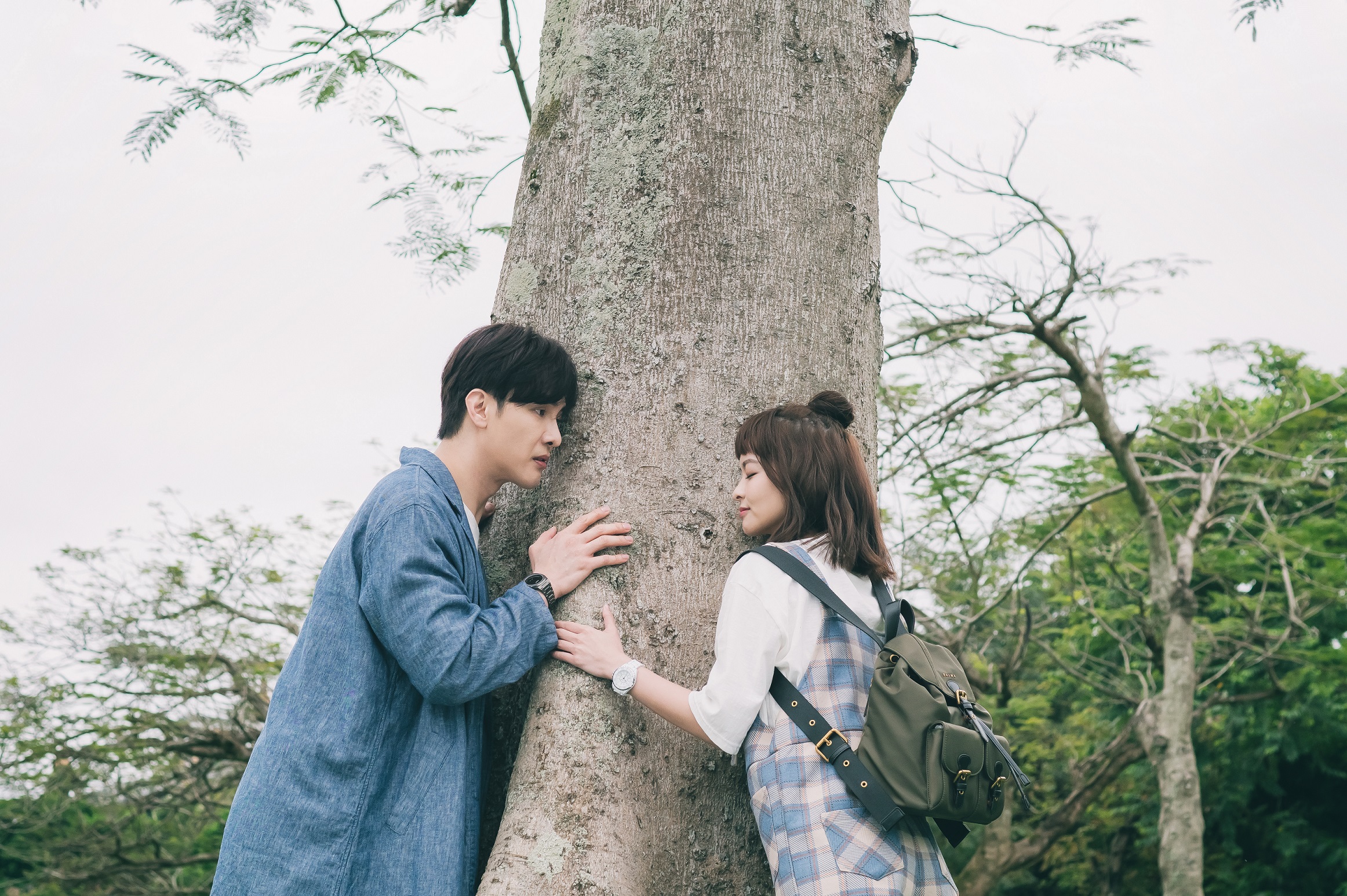 謝佳見跟葉星辰戲中關係開始有所進展，兩人在樹下傾吐心事，畫面唯美浪漫。（東森提供）