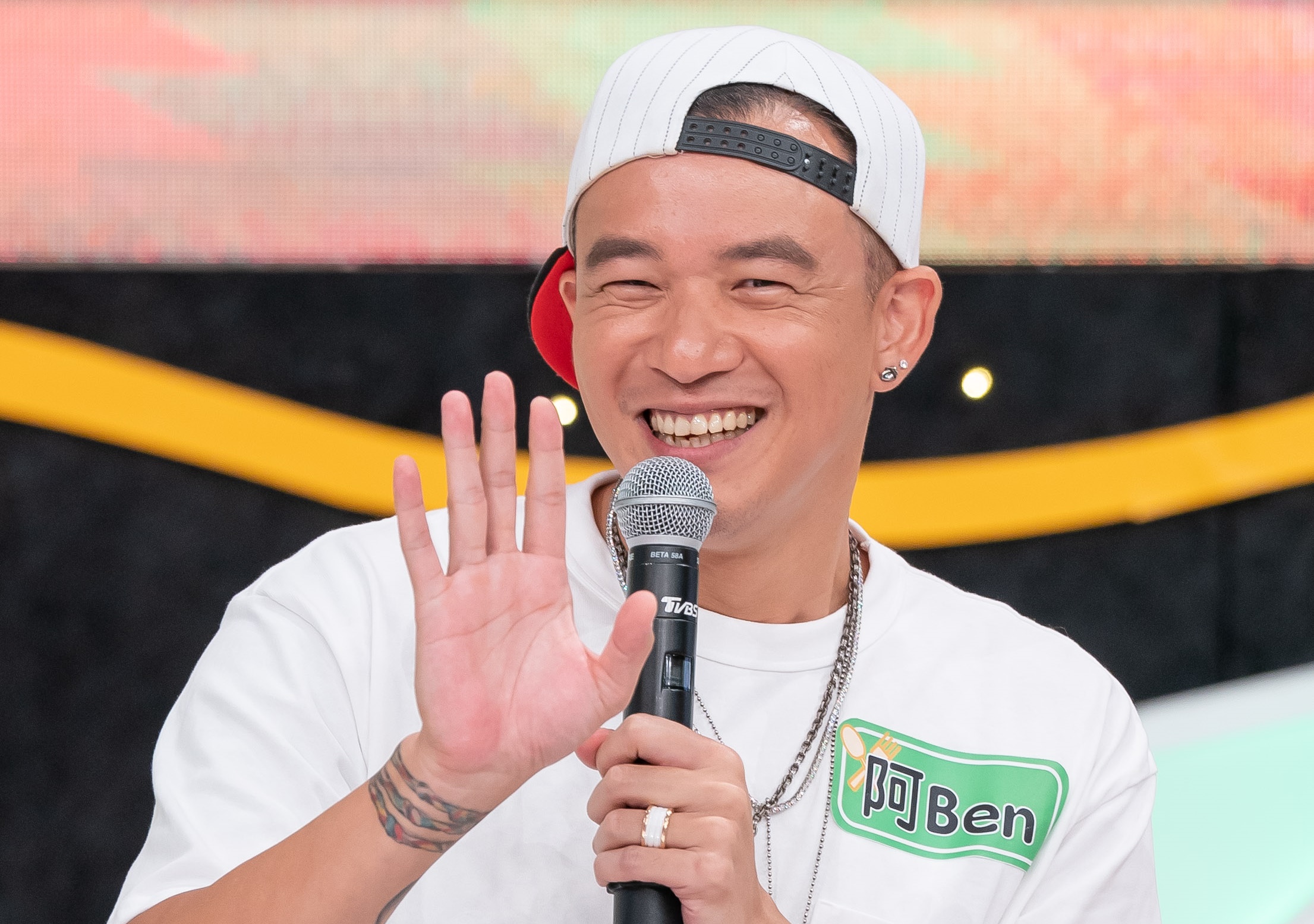 負責《食尚玩家-歡樂有夠讚》外景主持的Dora和曾子余玩起快問快答考驗默契。（TVBS歡樂台）