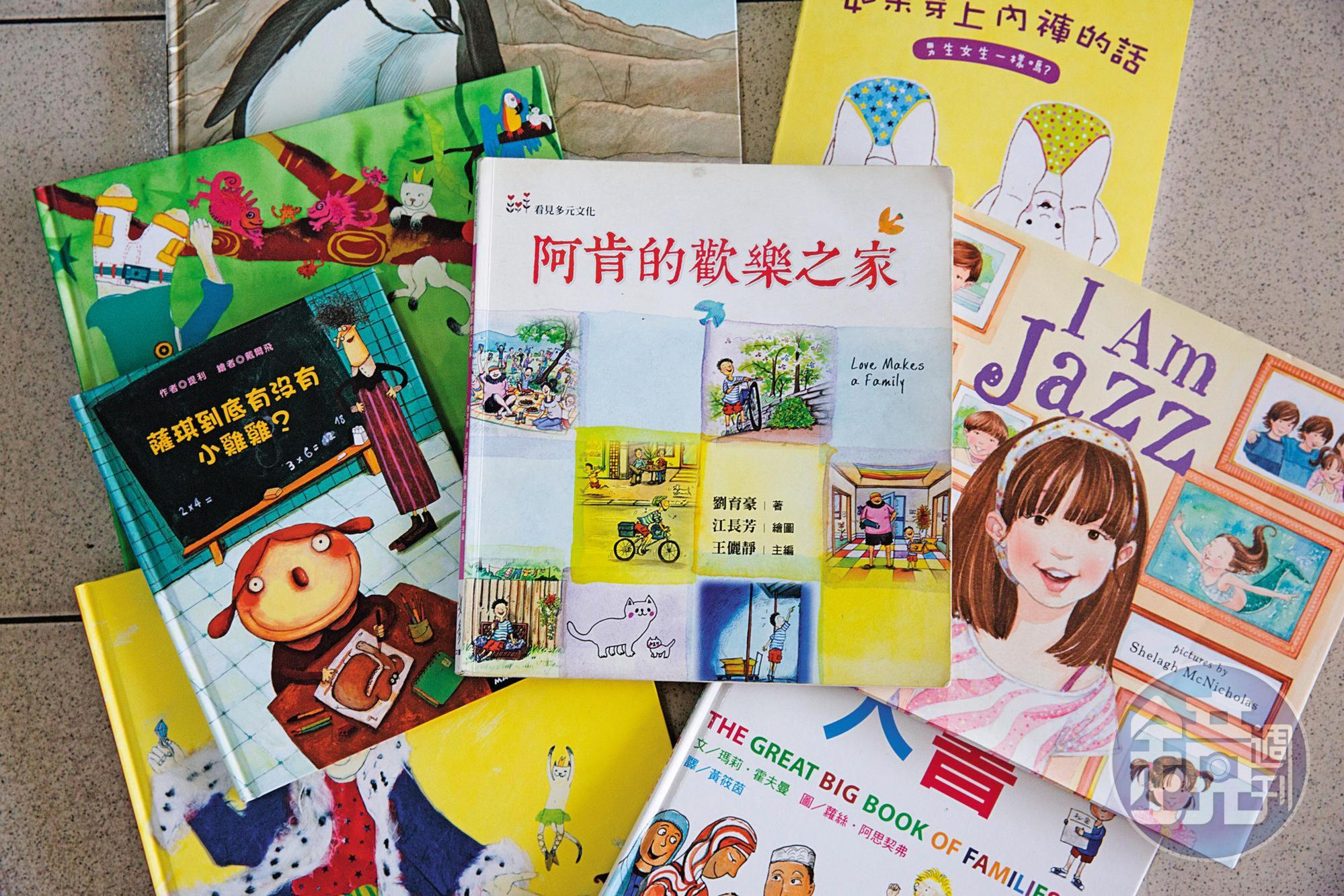 劉育豪寫過繪本《阿肯的歡樂之家》,將多元成家作為繪本主題。他也經常以說繪本故事的方式,讓孩子更容易理解性平議題。