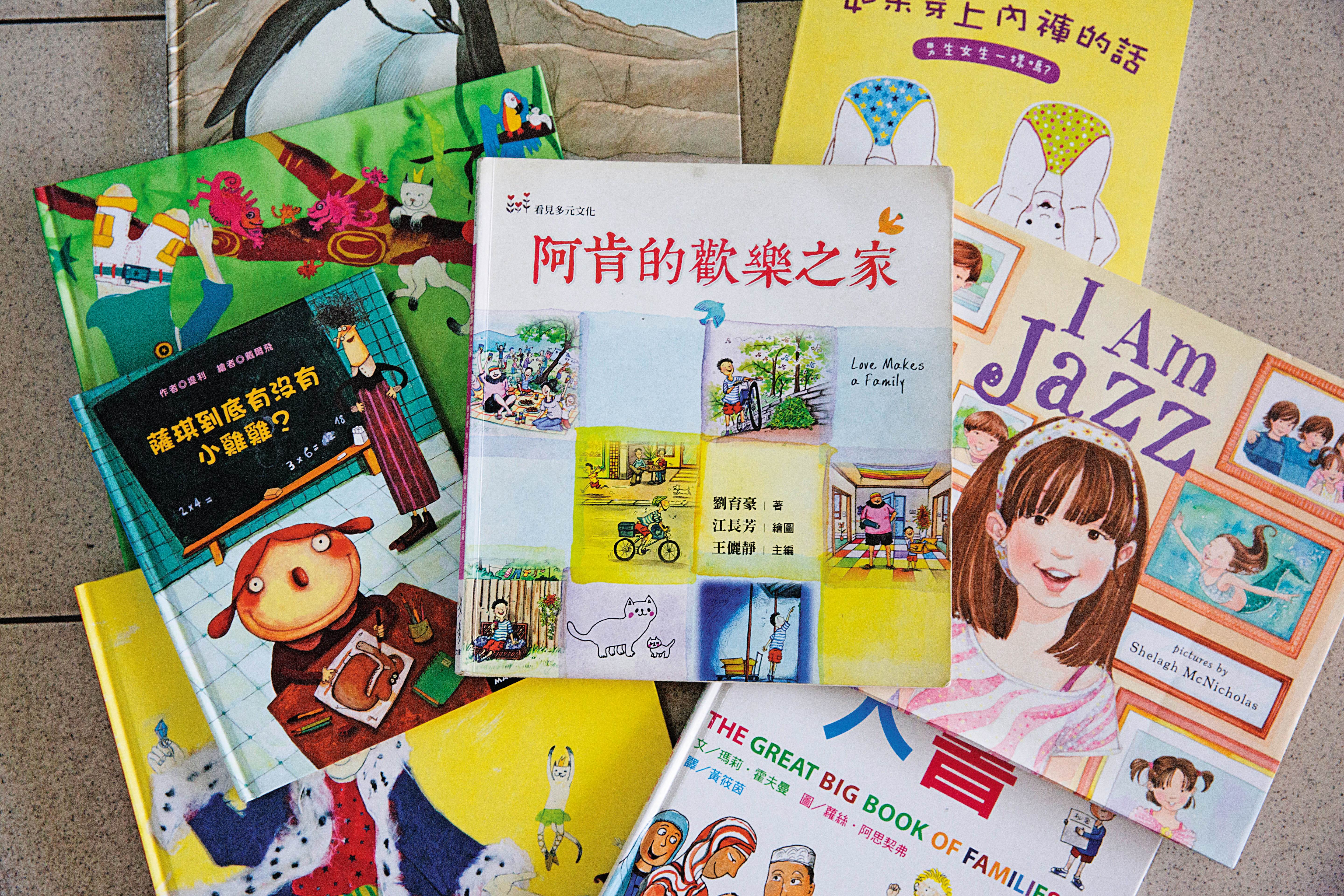 劉育豪寫過繪本《阿肯的歡樂之家》,將多元成家作為繪本主題。他也經常以說繪本故事的方式,讓孩子更容易理解性平議題。