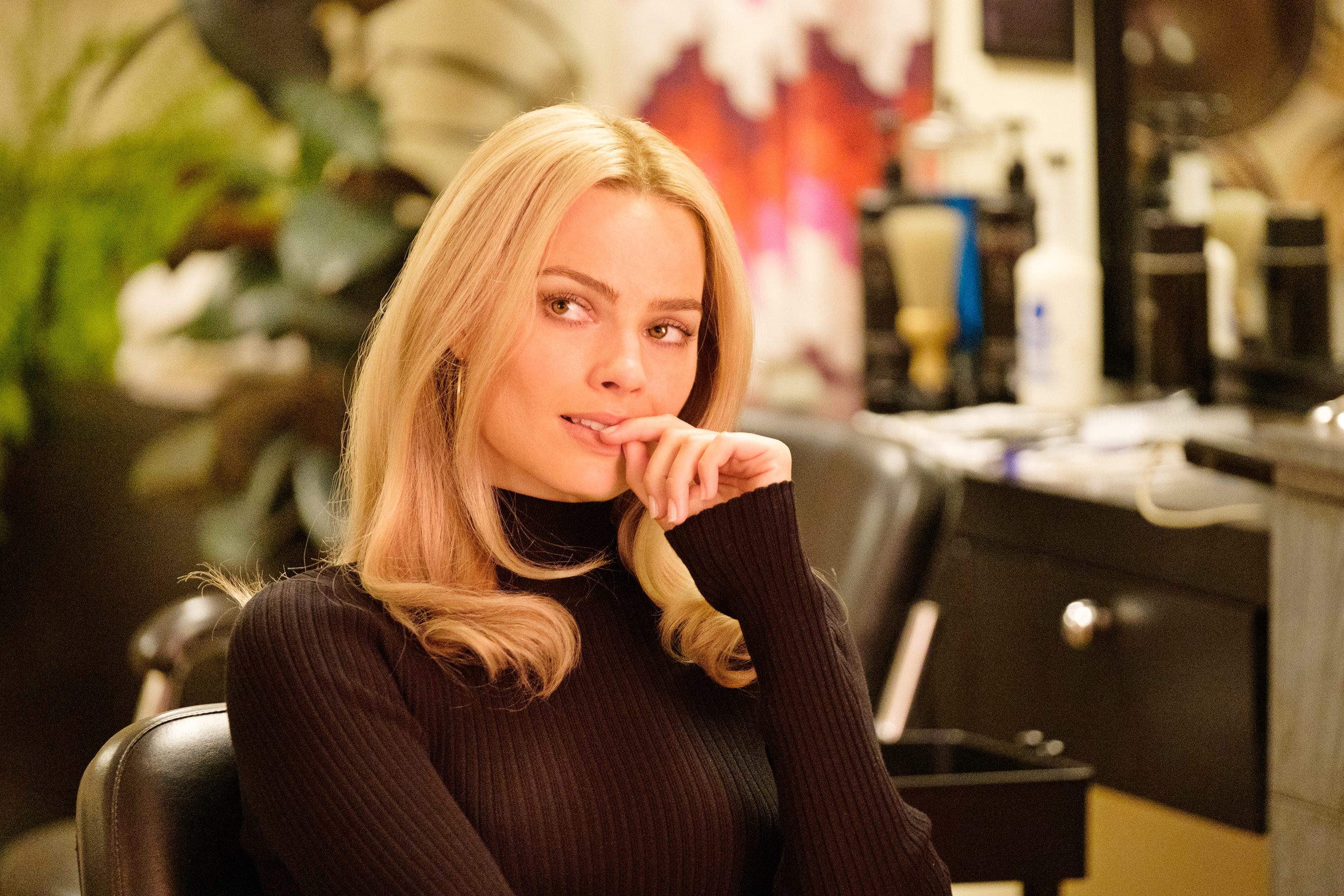 瑪格羅比在片中飾演60年代電影女神莎朗蒂，可惜紅顏薄命，被邪教殺人集團闖入殘忍殺害。（双喜提供）