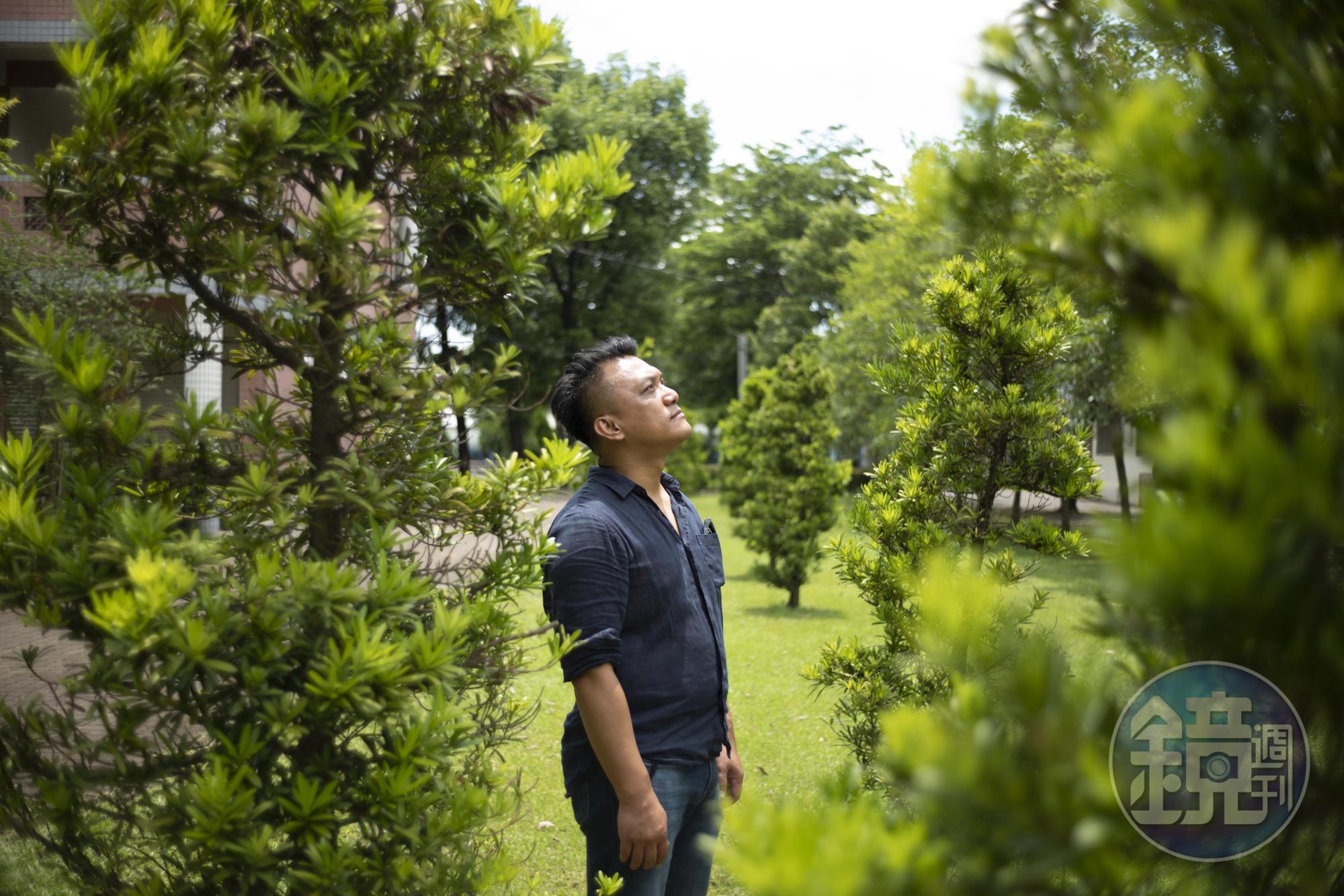 回到久違的高樹國中,達努巴克帶我們在校園內散步,昔日葉永鋕出事的廁所已拆,綠地上已長出小樹。