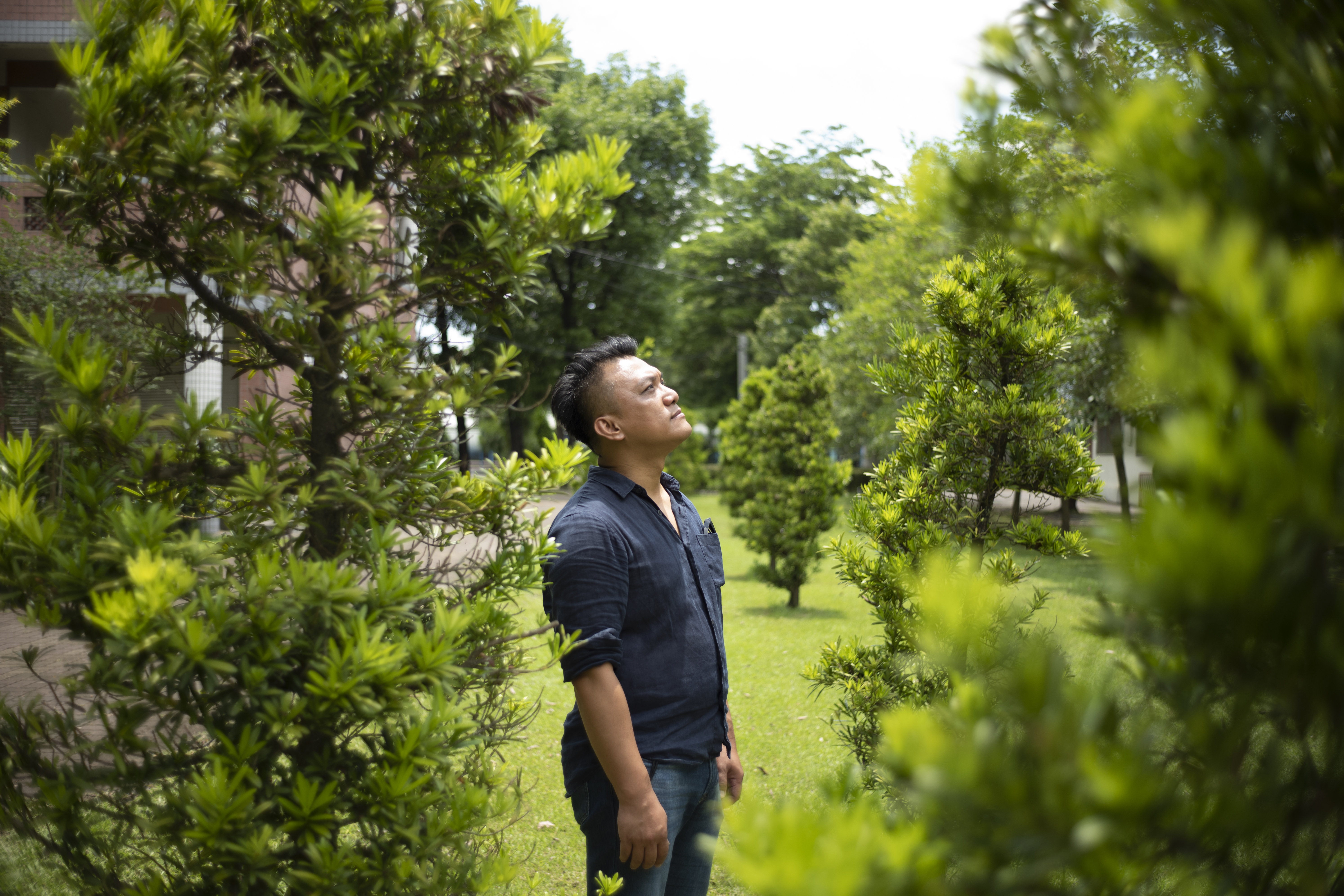 回到久違的高樹國中，達努巴克帶我們在校園內散步，昔日葉永鋕出事的廁所已拆，綠地上已長出小樹。