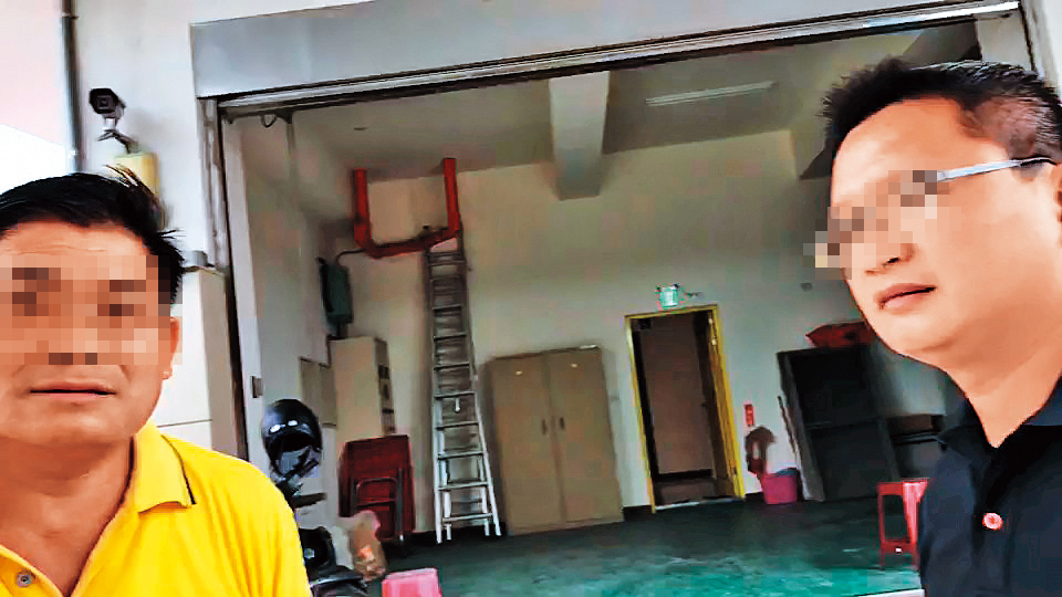 台東動物防疫所李課長(右)坦承當時的救援人員(左)沒有帶晶片掃描機。(當事人提供)