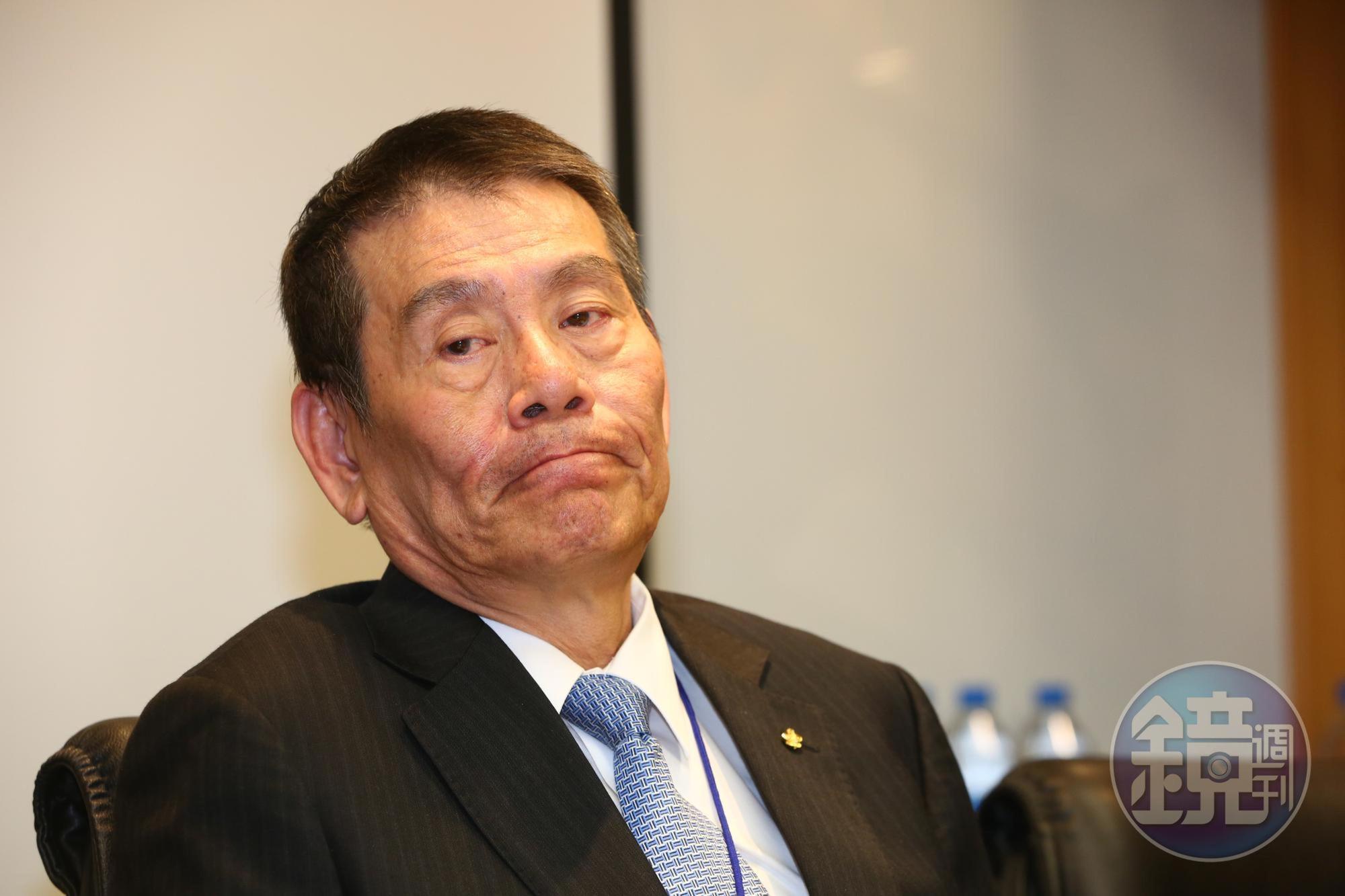 華航董事長謝世謙昨日下出面致歉，今天就決定將2名主管調職，改調非管理職。