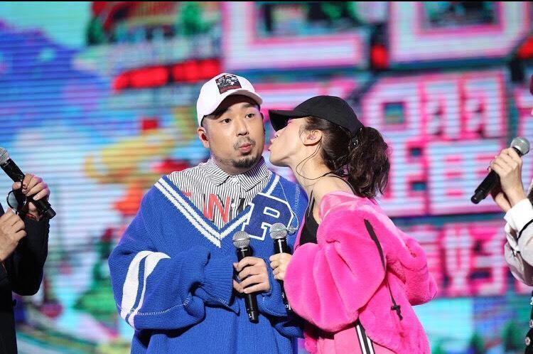 Lulu(右)2018年跨年夜首次公開向緋聞男友阿達獻吻,如今兩人已和平分手。(年代新聞提供)