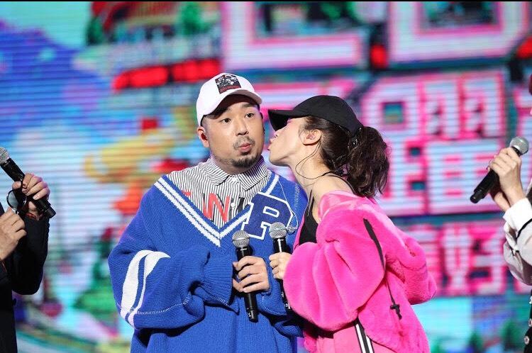 Lulu（右）2018年跨年夜首次公開向緋聞男友阿達獻吻，如今兩人已和平分手。（年代新聞提供）