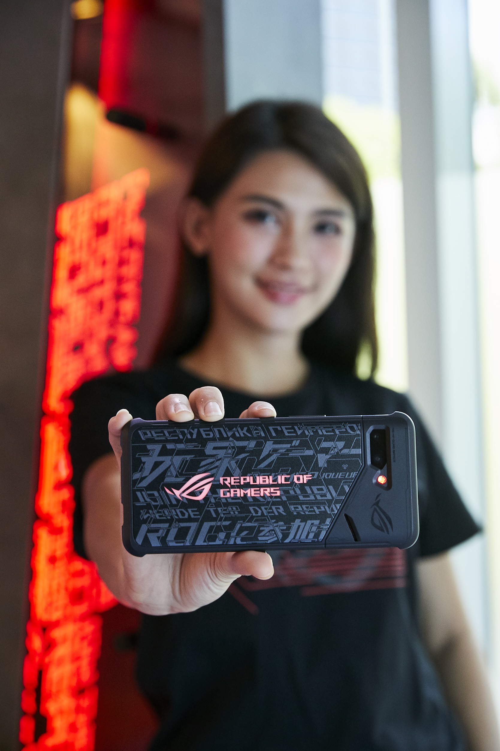 ROG Phone II除搭載全球首發、最強效能的高通S855+處理器外,內建可讓玩家連續暢玩超過10小時。(華碩提供)
