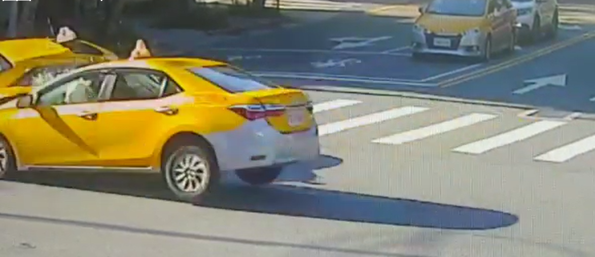 2輛計程車撞擊瞬間力道相當大，警方仍在釐清肇事責任。（翻攝畫面）