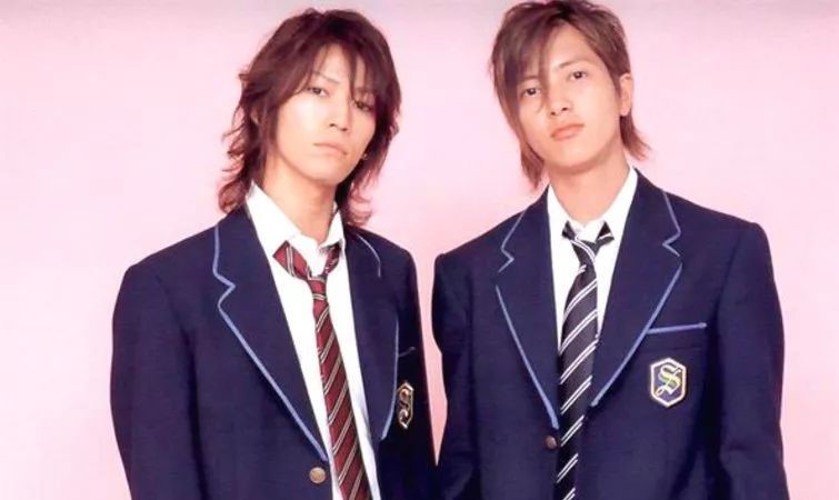 山下智久（右）及龜梨和也因主演日劇《改造野豬妹》 組成限定團體「修二與彰」，單曲〈青春Amigo〉在日本大賣160萬張。（翻攝自日本雅虎）