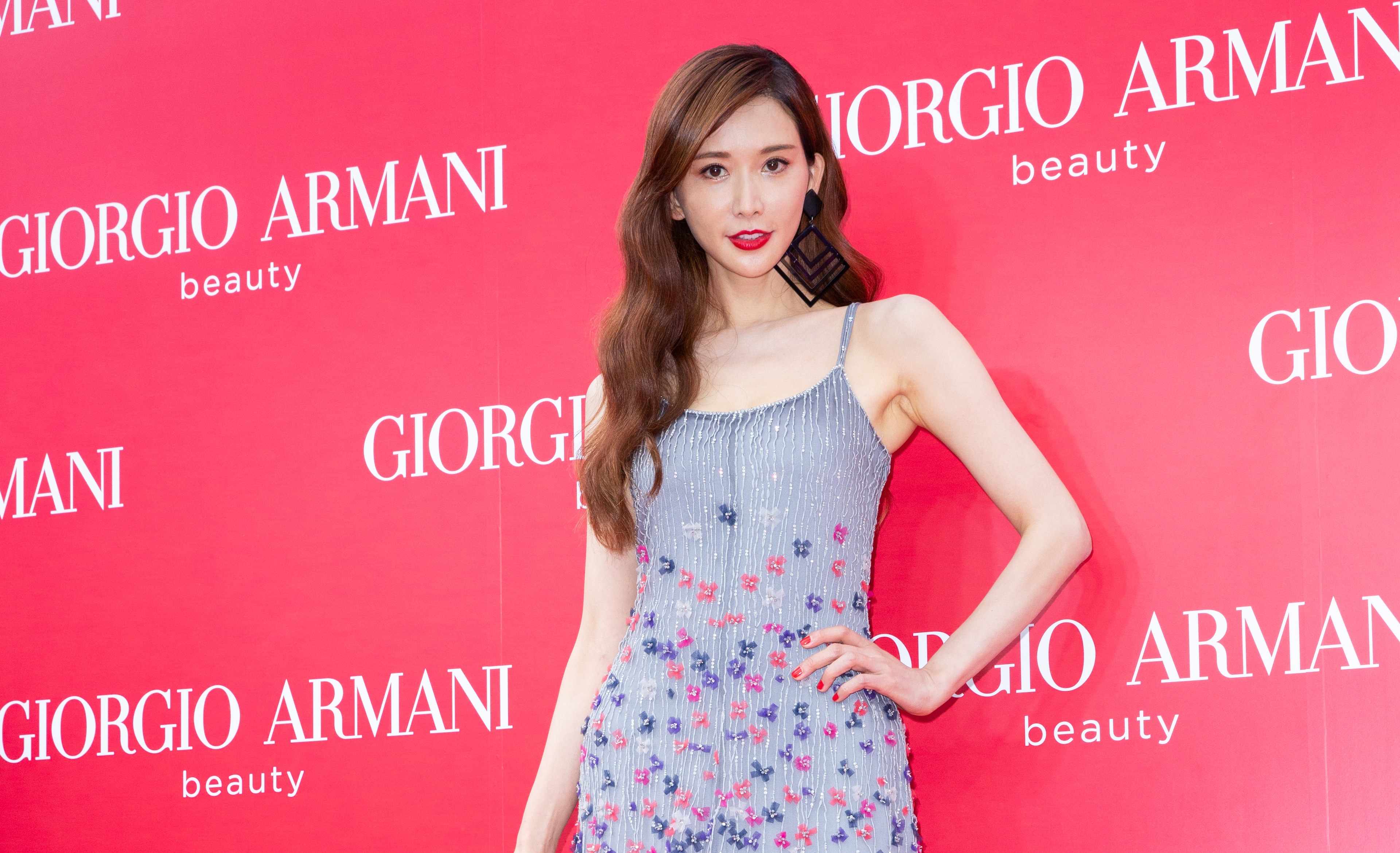 林志玲首度以新婚人妻身份亮相，穿著淡藍色亮片洋裝，身材依舊纖細小腹平坦，身材纖細，看起來不像懷有身孕。