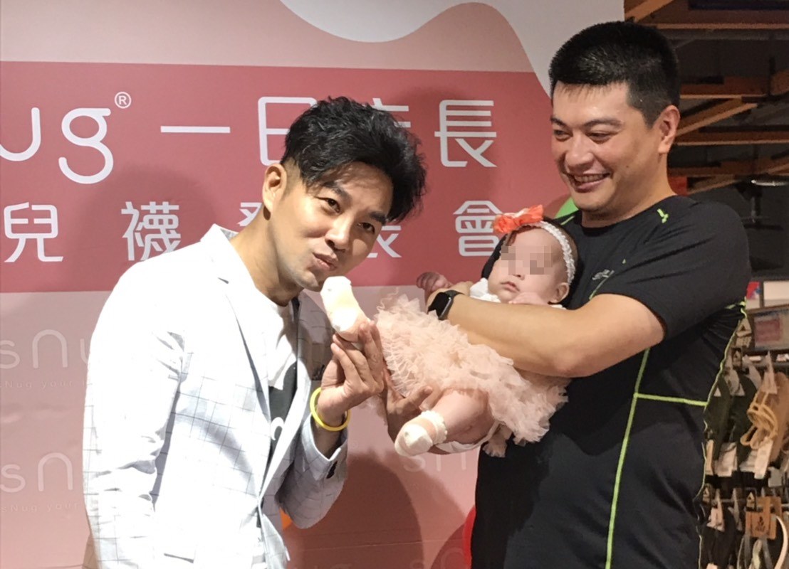 謝承均本週六出席代言品牌的公開活動，「sNug一日店長暨新生兒健康襪新品發表會」，現場擠爆熱情粉絲。（捷思）