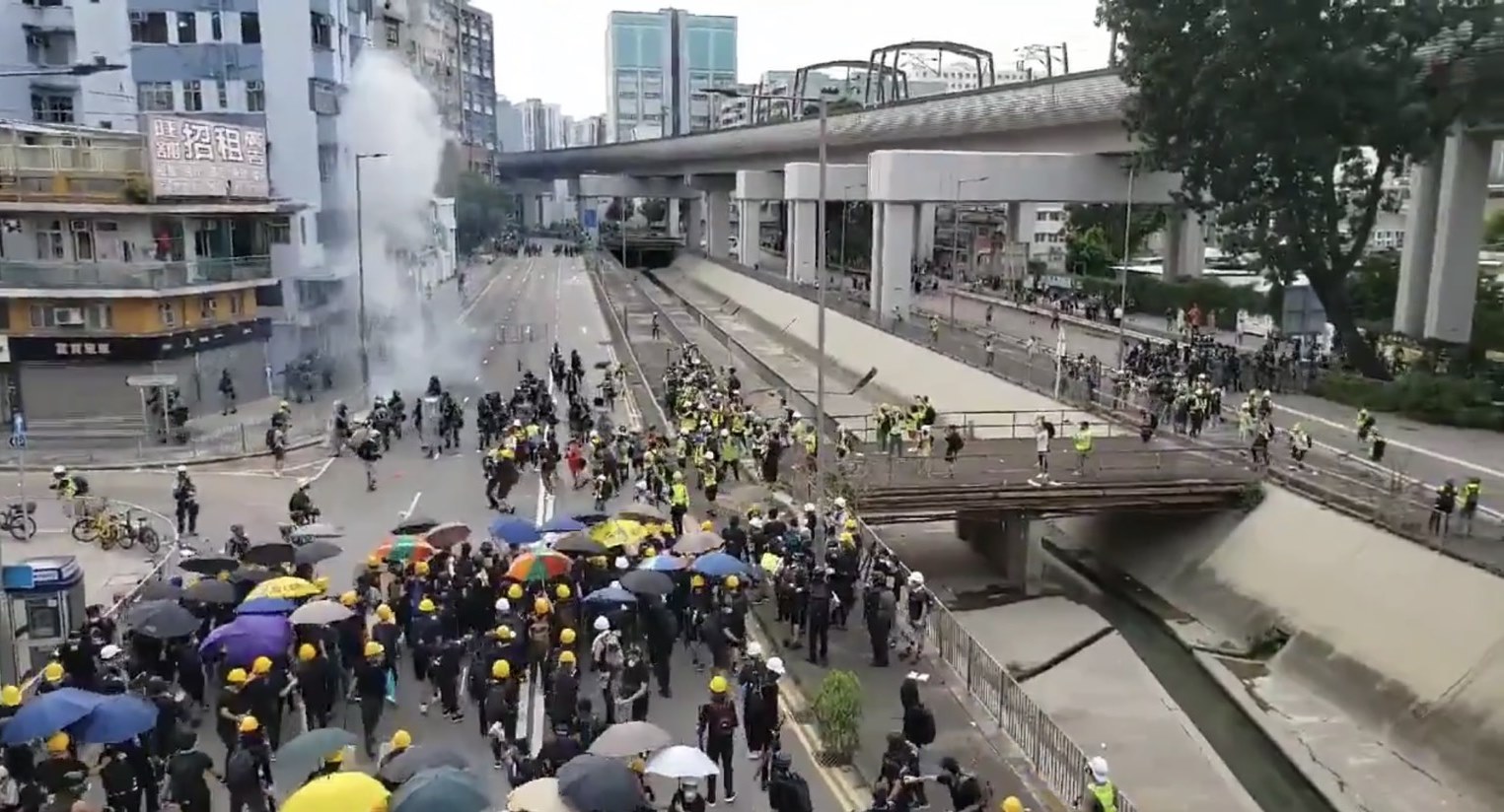 港警發射多枚催淚彈驅逐群眾。（翻攝自twitter影片）
