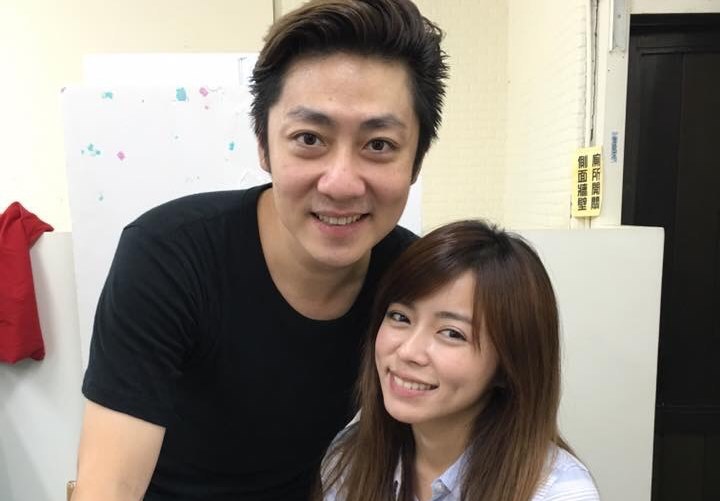 兩人上台表演前接受媒體訪問,強調兩人仍是男女朋友。(翻攝自艾成臉書)