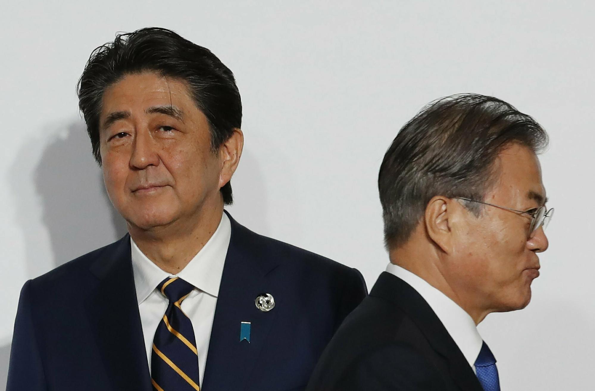 2019年6月28日，南韓總統文在寅與日本首相安倍晉三參加G20高峰會。兩國如今因貿易戰與小島的主權問題而關係緊張。（達志影像）
