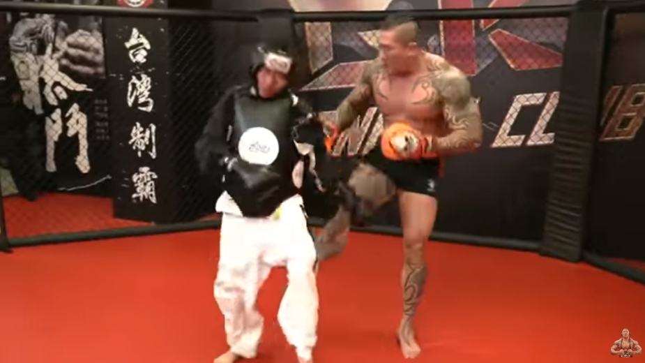 網紅「吃屎哥」昨（27日）晚直衝林口成吉思汗健身房跟館長單挑。（翻攝自YouTube頻道：館長成吉思汗）