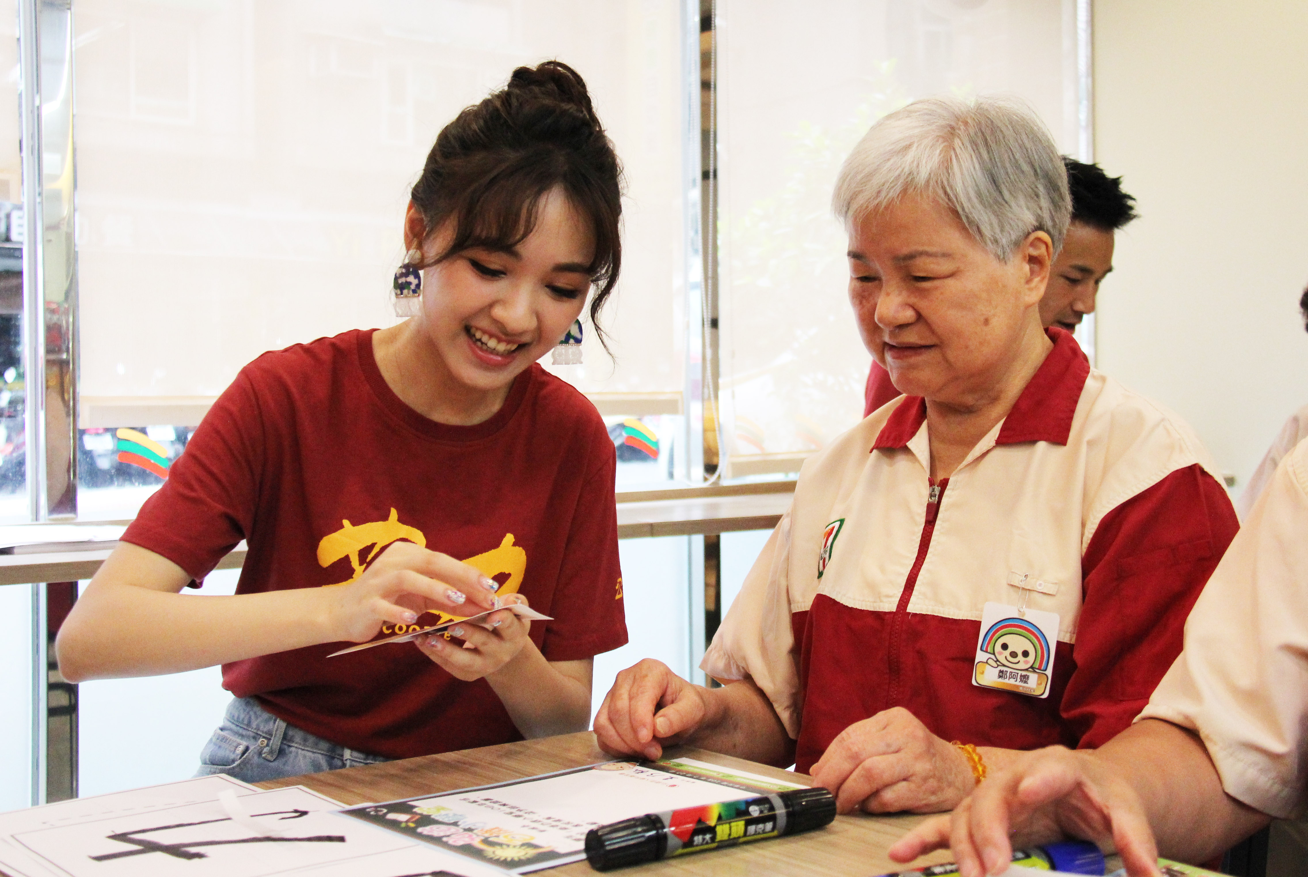 《苦力》林玟誼（左）參加「百歲小學堂」，與80歲阿嬤互動。（公視提供）