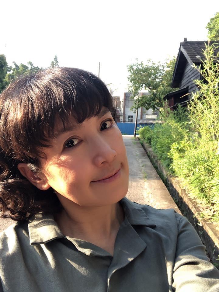 謝麗金母親曾遭夫婿家暴差點攜子跳河自殺。（翻攝自謝麗金臉書）