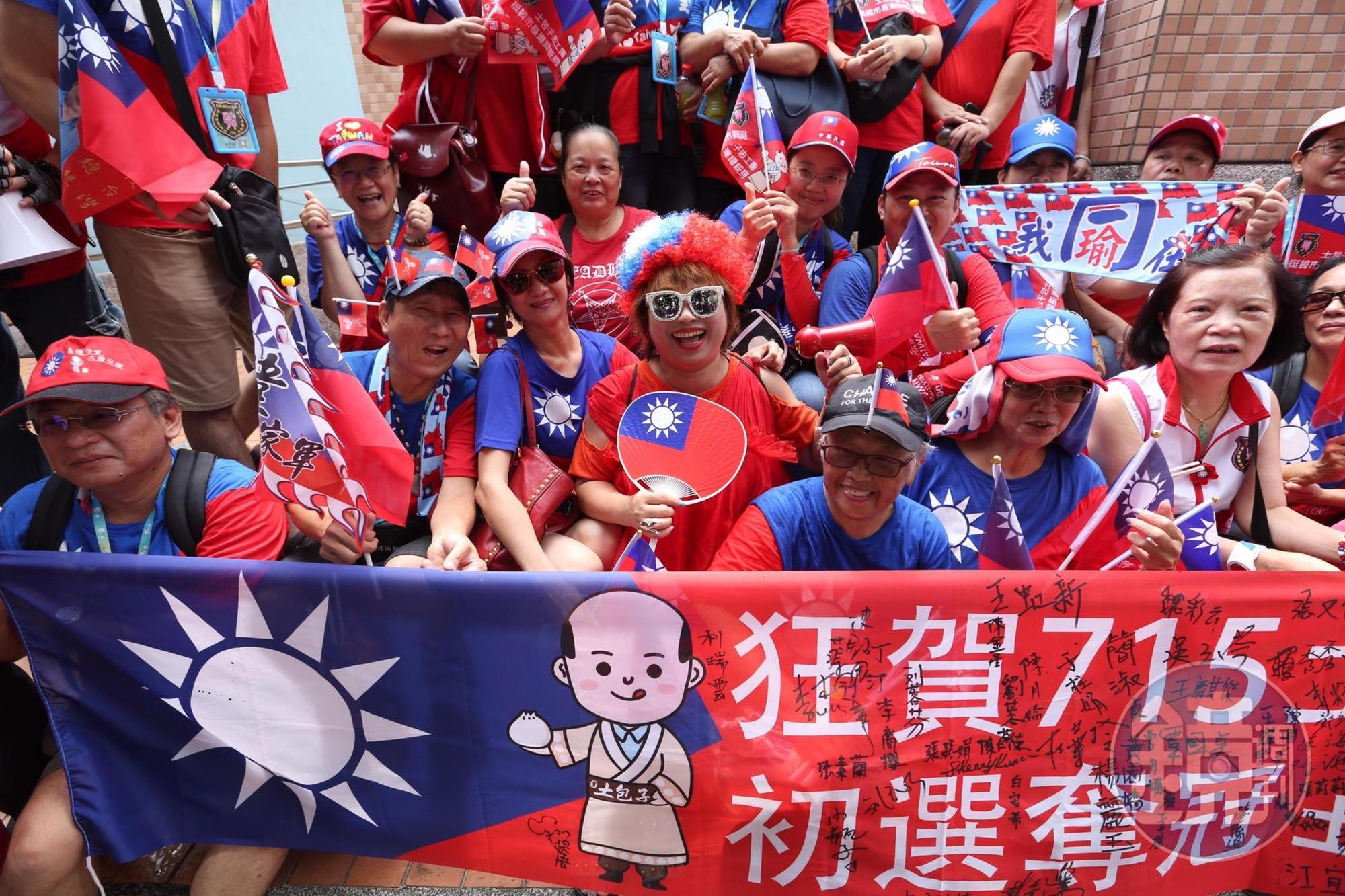 眾多國民黨支持者和韓粉聚集全代會場外。