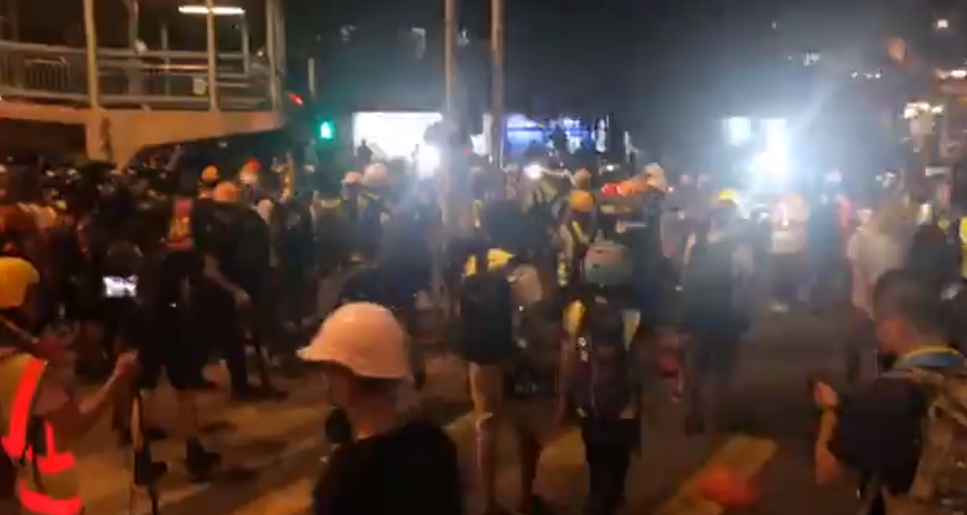 昨（27日）晚9時，西鐵元朗站仍聚集眾多示威者，跟警方對峙。（翻攝自尹兆堅 Andrew Wan臉書直播）