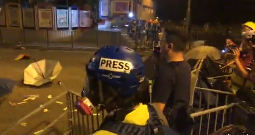 立法會議員尹兆堅向警方喊話，要求警方給予時間示威者疏散離開。（翻攝自尹兆堅 Andrew Wan臉書直播）
