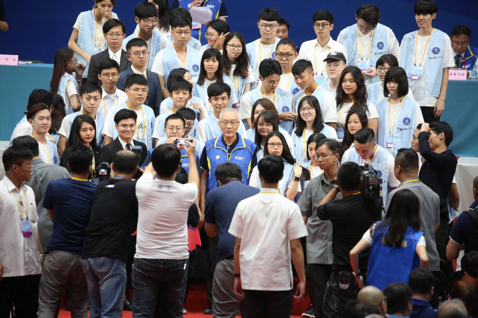 對於黨內有人力拱他列不分區立委，黨主席吳敦義回答「我會慎重思考」。