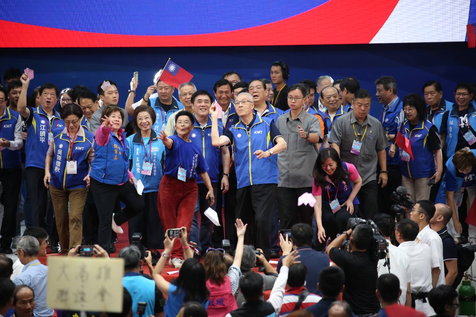 吳敦義表示,國民黨爭取明年1月11日總統選舉勝的同時,也必須在立法院席次過半,打出一個漂亮的全壘打。