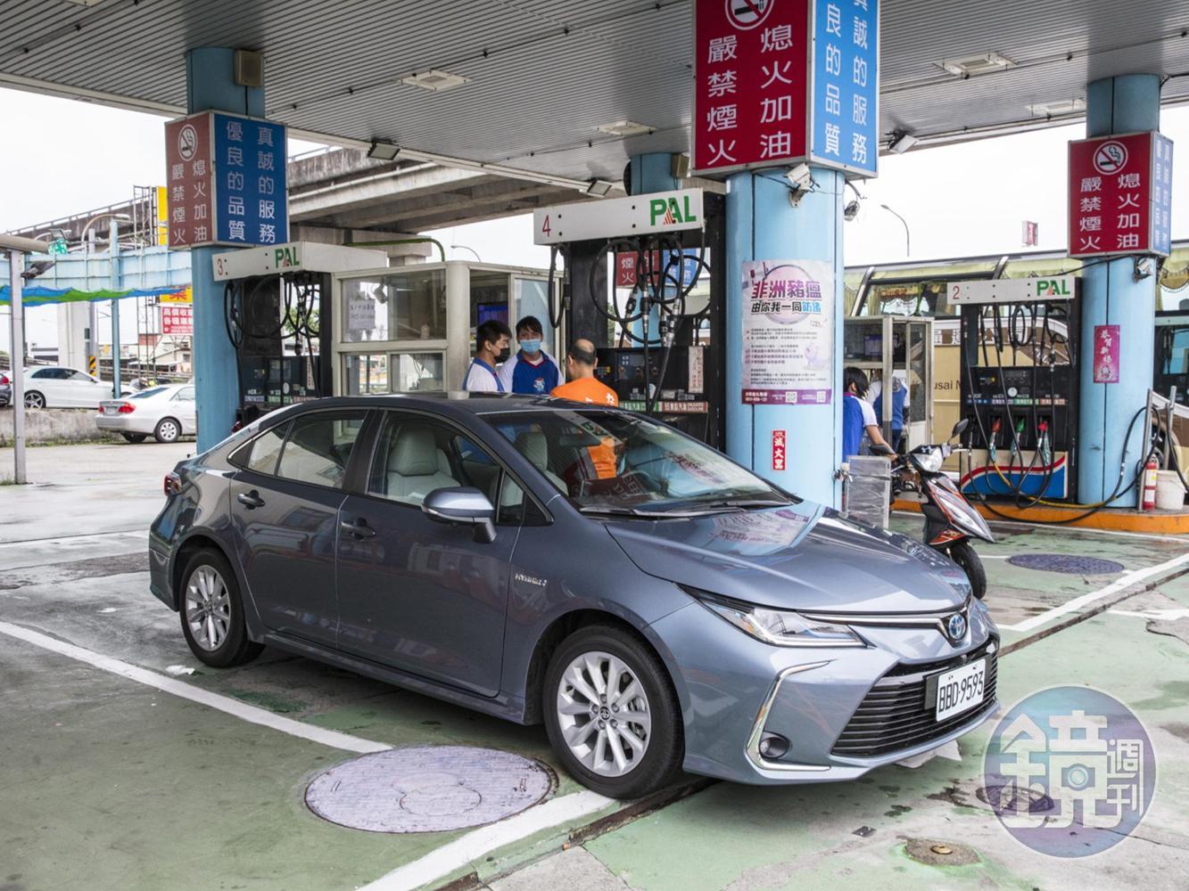 此次於台北市TOYOTA濱江營業所領取試駕車，拿到車後立刻於旁邊的中油加油站加滿95無鉛汽油。