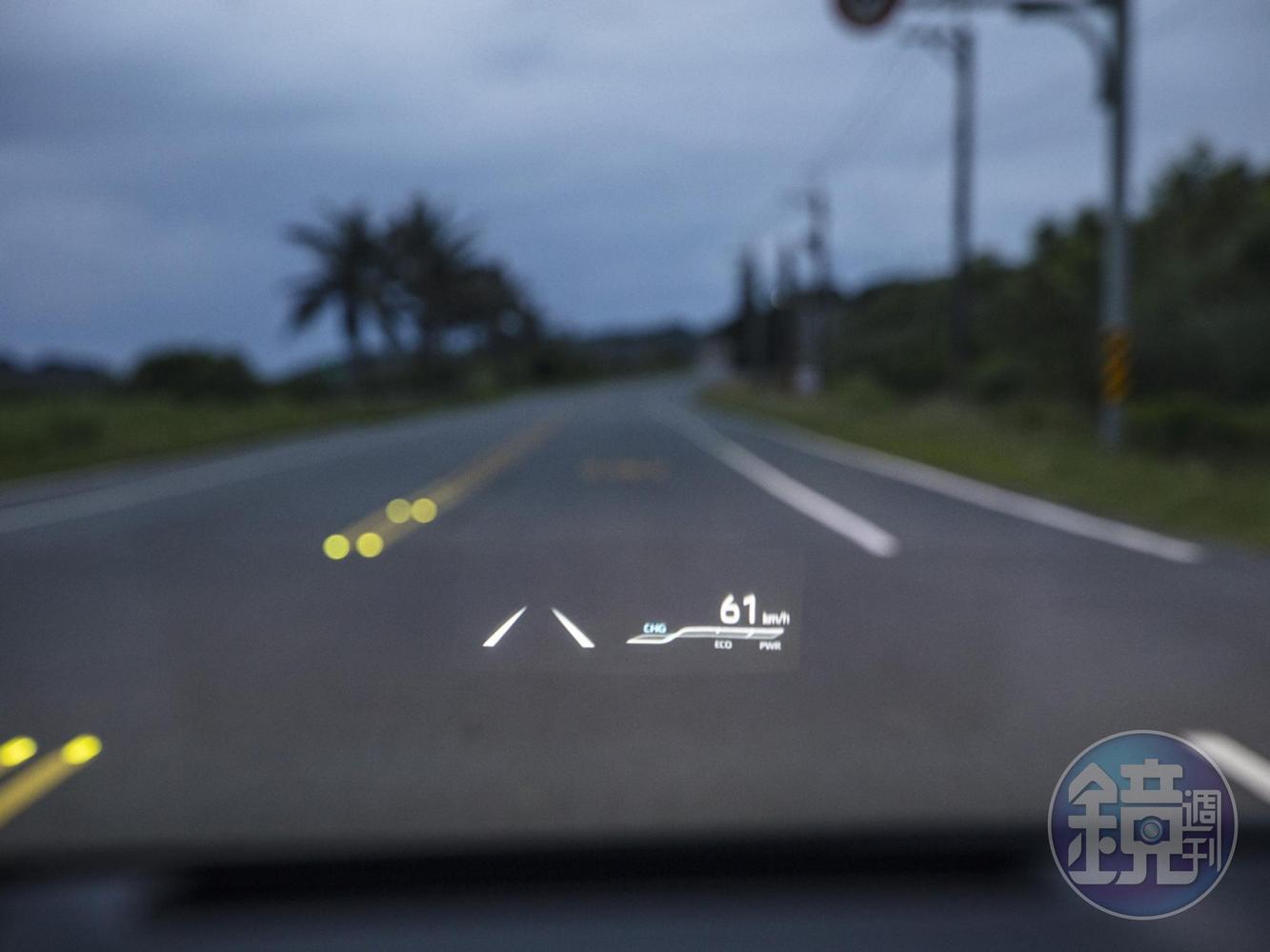 Corolla Altis Hybrid旗艦版標配的LED Bi-Beam大燈＋AHB自動遠光燈、以及全彩HUD抬頭顯示器，更是讓駕駛心無旁騖。