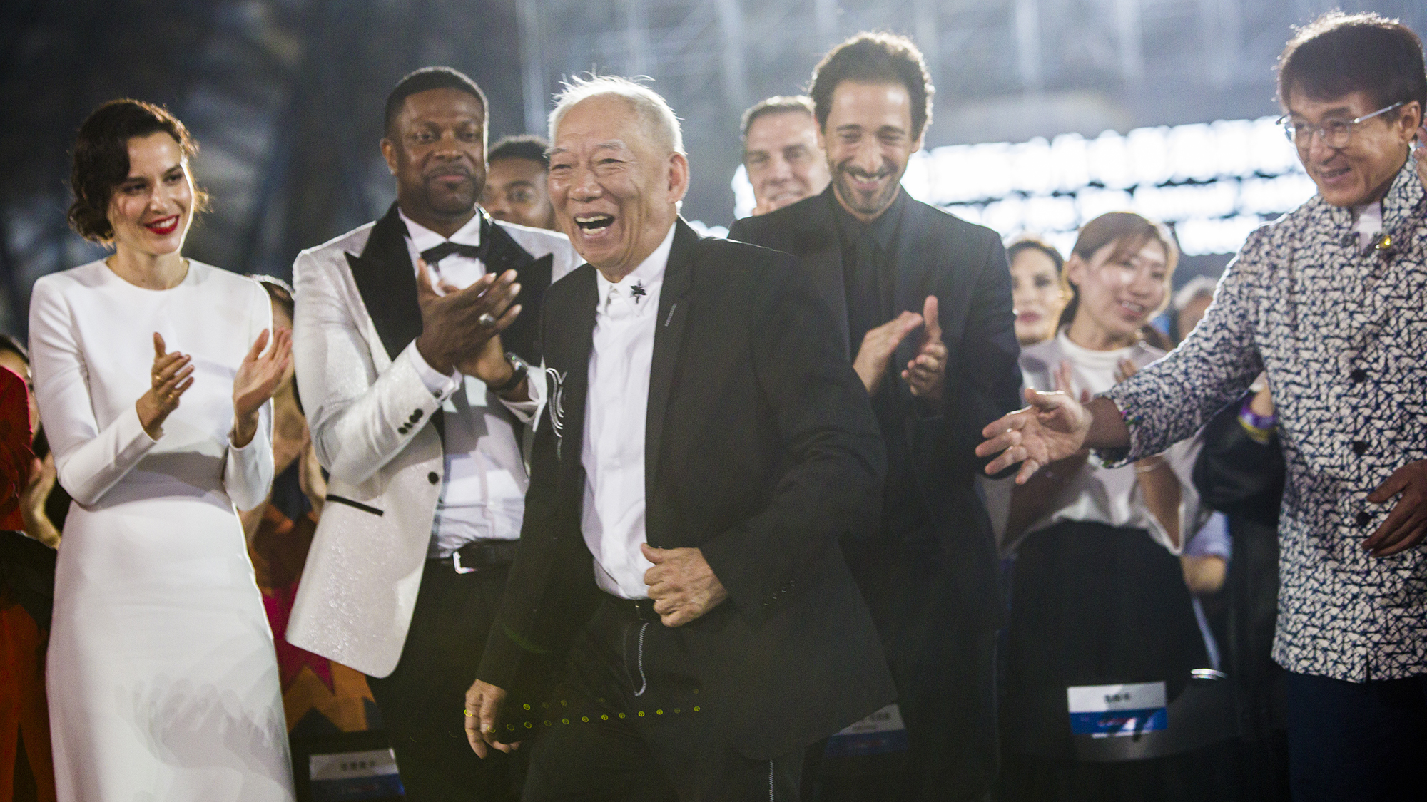 香港導演袁和平（中），在眾人起立鼓掌聲中，領取終身成就表彰。（成龍集團提供）