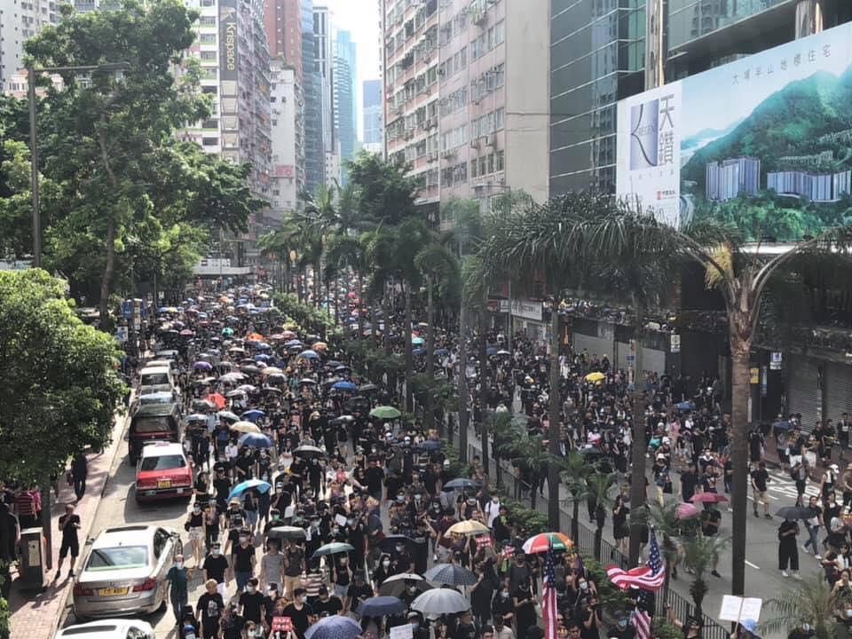 下午3時，大批反送中黑潮聚集中環遮打花園，3時半後便展開「自主」遊行示威。（翻攝自Alan Leong Kah-Kit臉書）