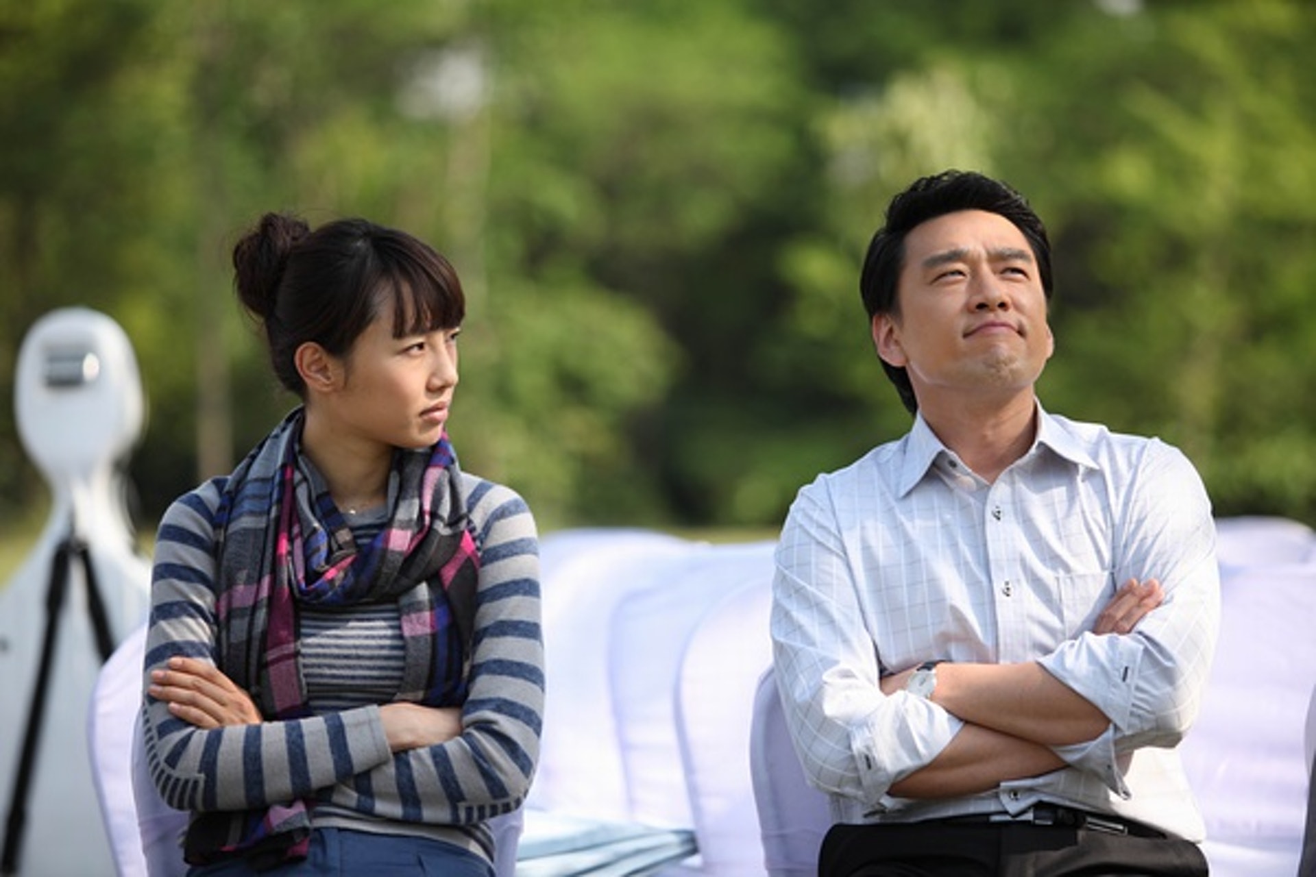 王耀慶（右）也是該片主演群之一，網友要他撐住，不要被片名「賽到」。（翻攝自預告）