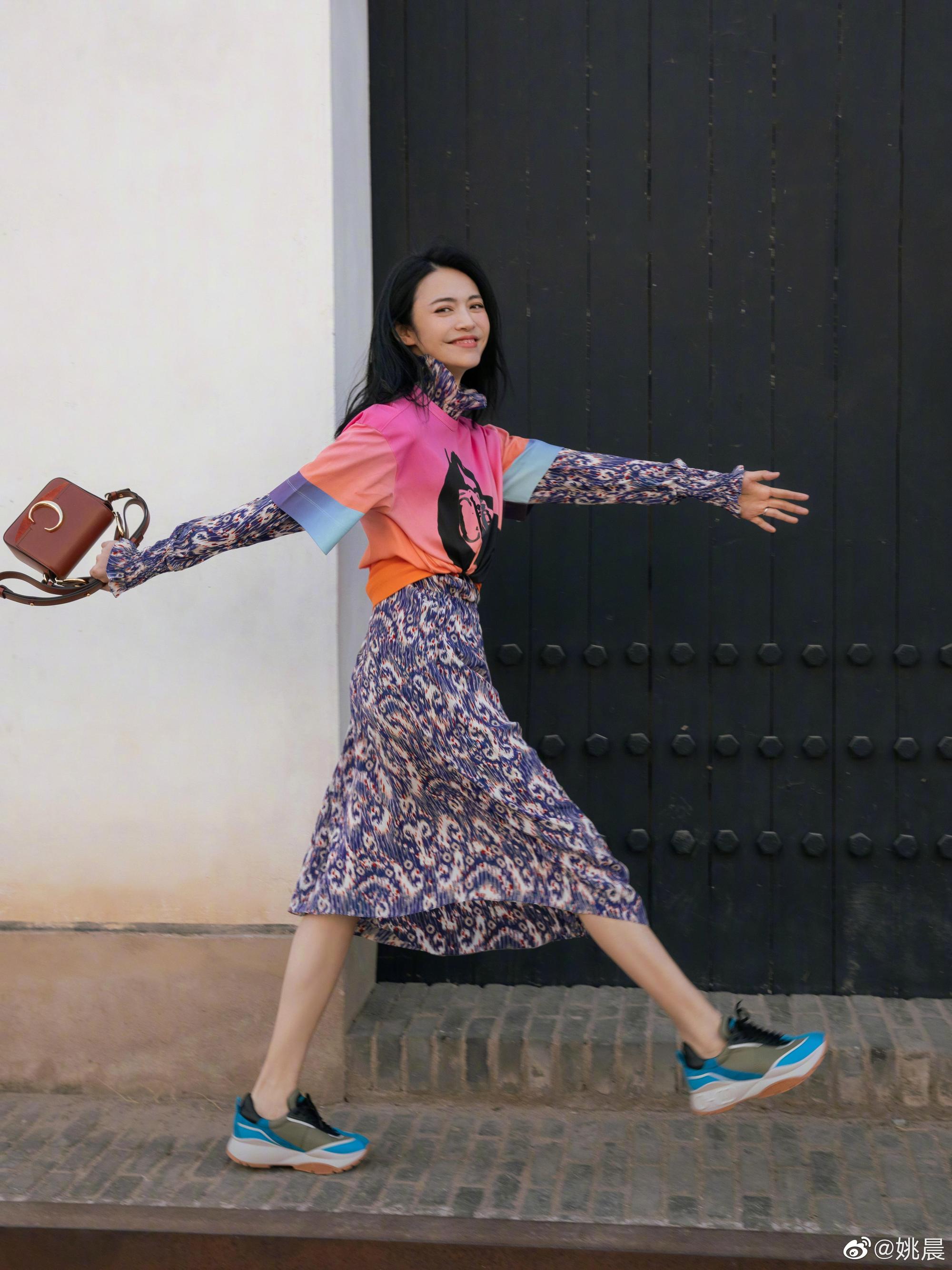 姚晨手持Chloé C經典款咖啡色迷你小方包。NT$44,400。（翻攝自姚晨微博）