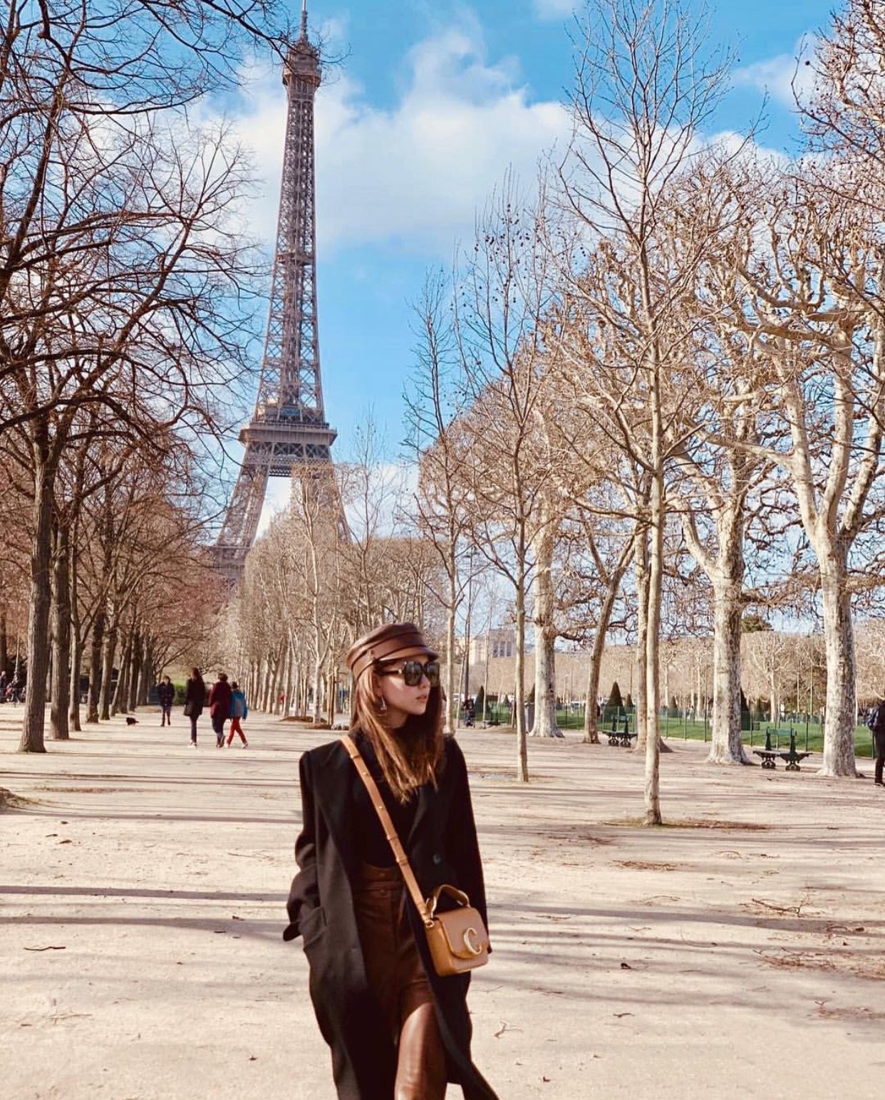 昆凌斜背Chloé C經典款淺棕色迷你小方包。NT$44,400。（翻攝自昆凌IG）