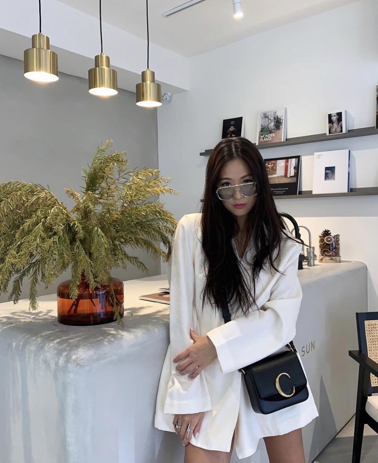 孫芸芸斜背Chloé C經典款黑色迷你小方包。NT$44,400。（翻攝自孫芸芸IG）