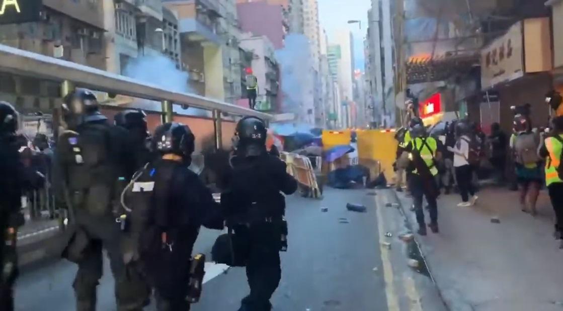 港警對示威者發射多枚催淚彈、橡膠子彈。(翻攝自YouTube)
