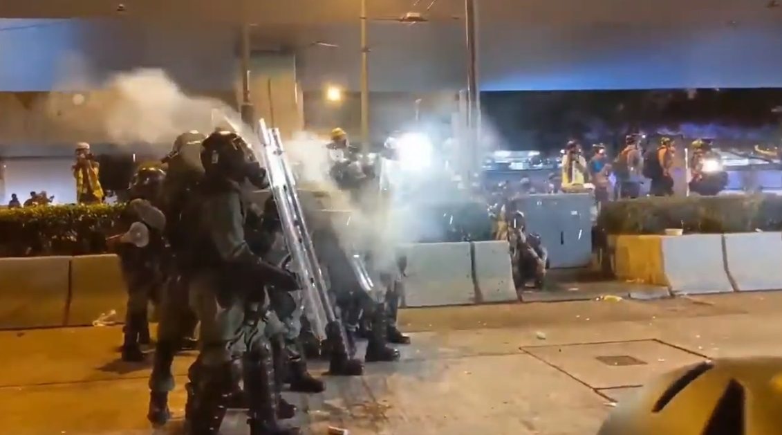 香港反送中昨（28日）上環示威活動遭港警暴力鎮壓。（翻攝自YouTube）