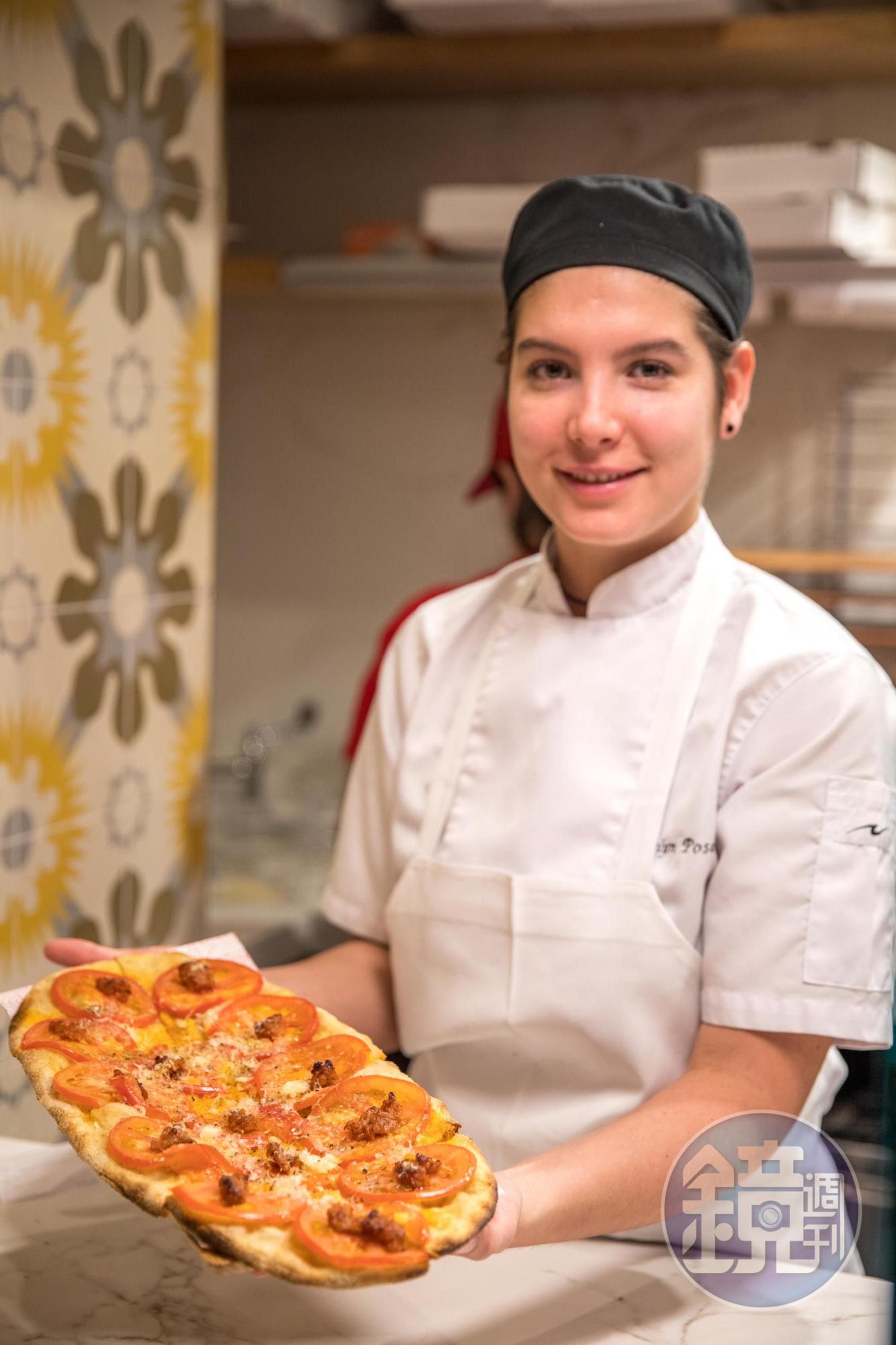 長形的Coca與Pizza類似,但不一定會放上乳酪。