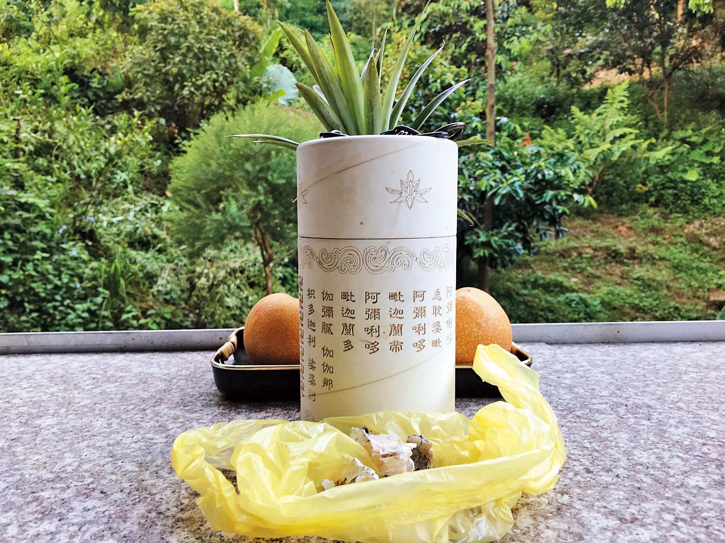 施先生幫大頭黃挑了一個刻上往生咒的骨灰罈，希望大頭黃來生不再這麼辛苦。（當事人提供）