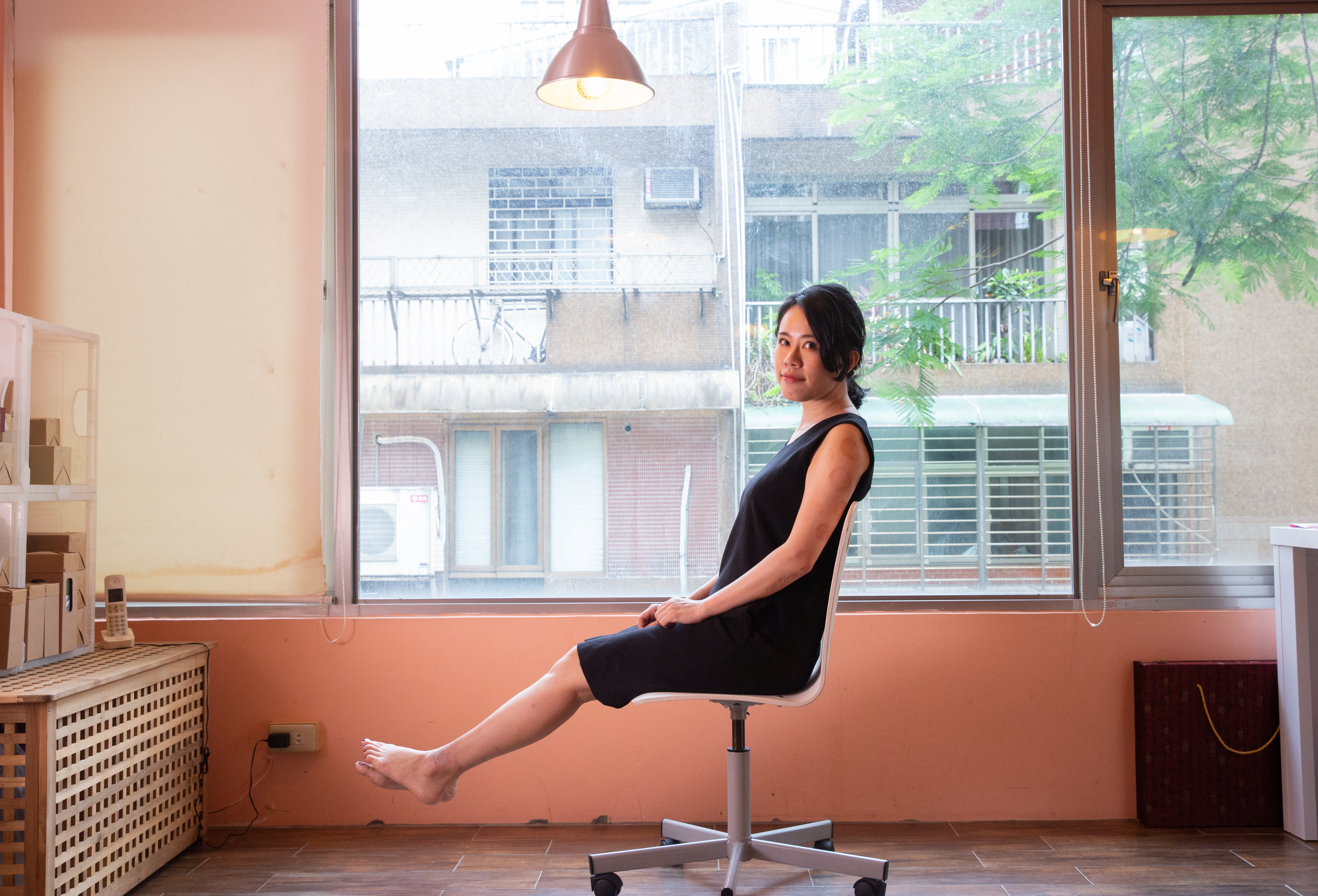 江佳恩從一千元創業，到現在擁有一間小型工作室。她身體最近又因天氣變化而不舒服，所以手臂上還留有拔罐的痕跡。