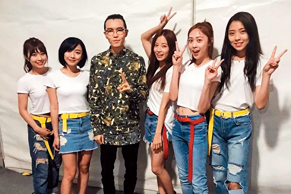 由台灣校園校花組成的美少女團體TUD，之前受邀去上海表演，與金曲歌王方大同（左三）合影。（校盟影業提供）